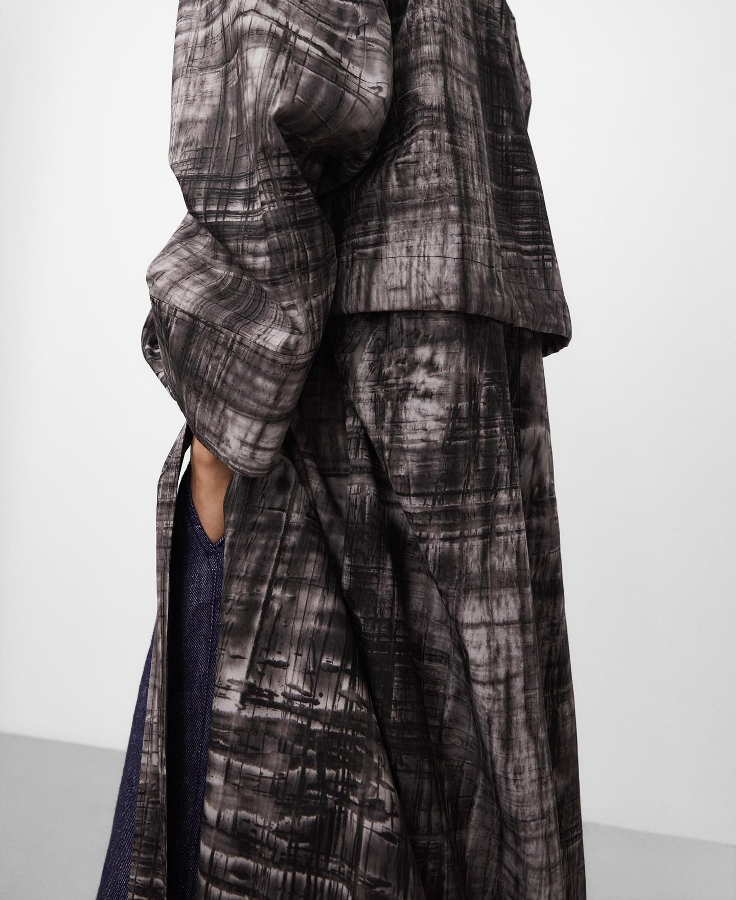 Gabardina Oversize Estampada com Capa Cinzento-5
