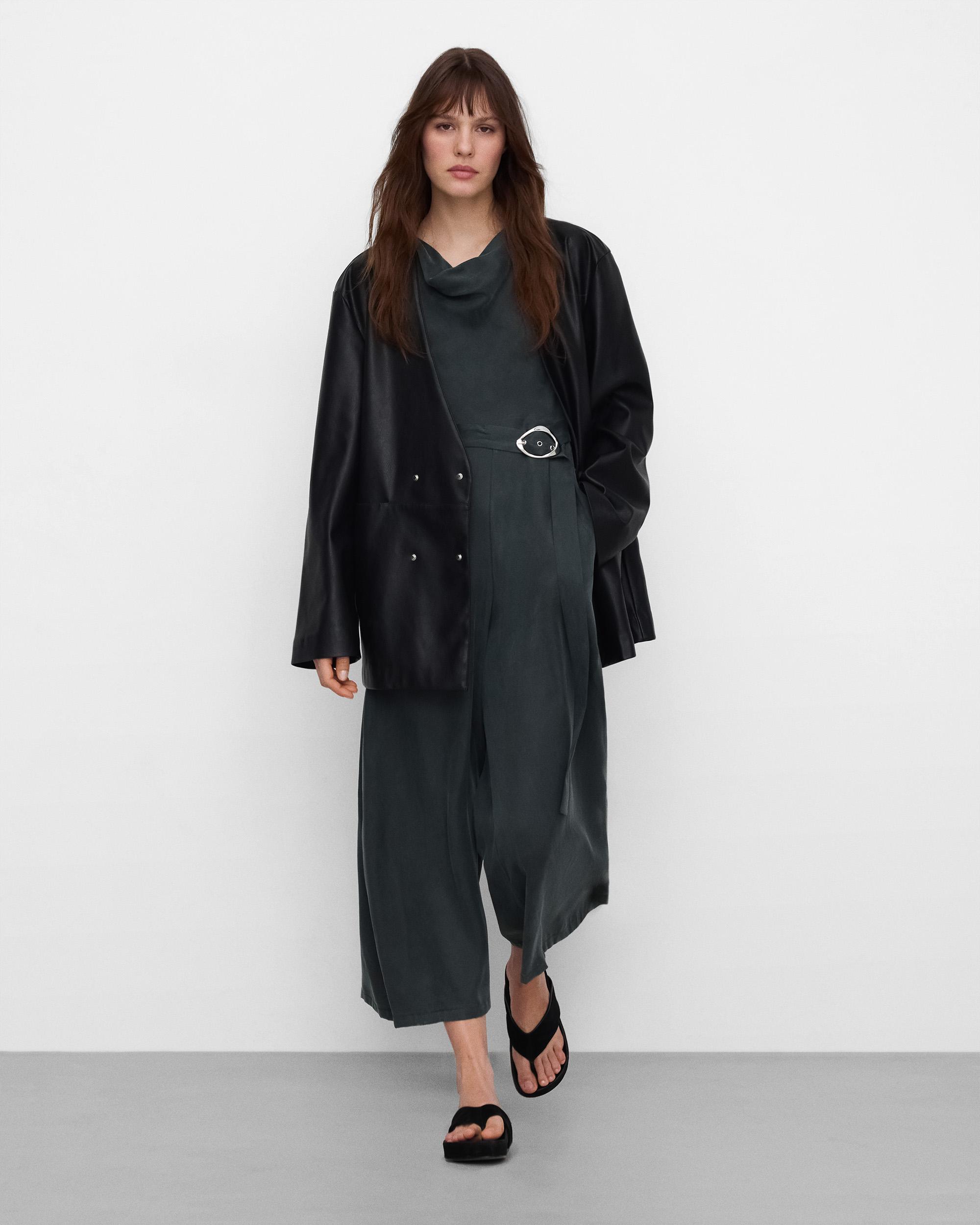 Imagem 0 de Macacão Semi-justo com Decote Drapeado