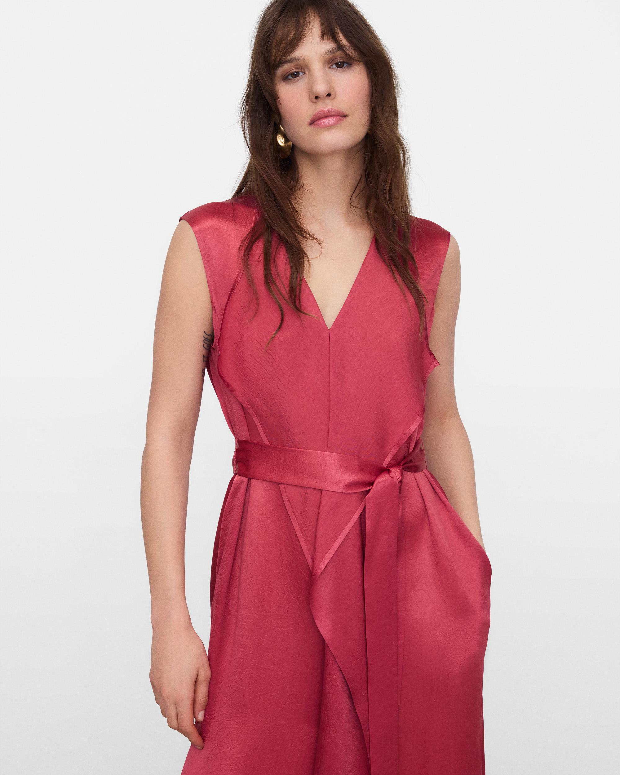Vestido Comprido Acetinado com Tecido Franzido Morango-1