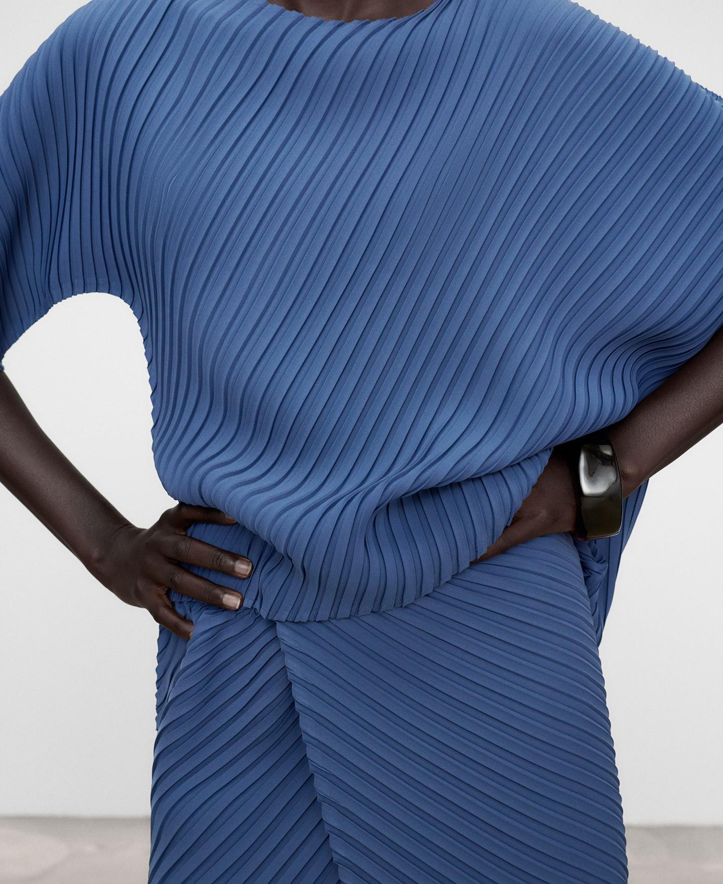 Top com Decote Barco em Tecido Crinkle Azul-4