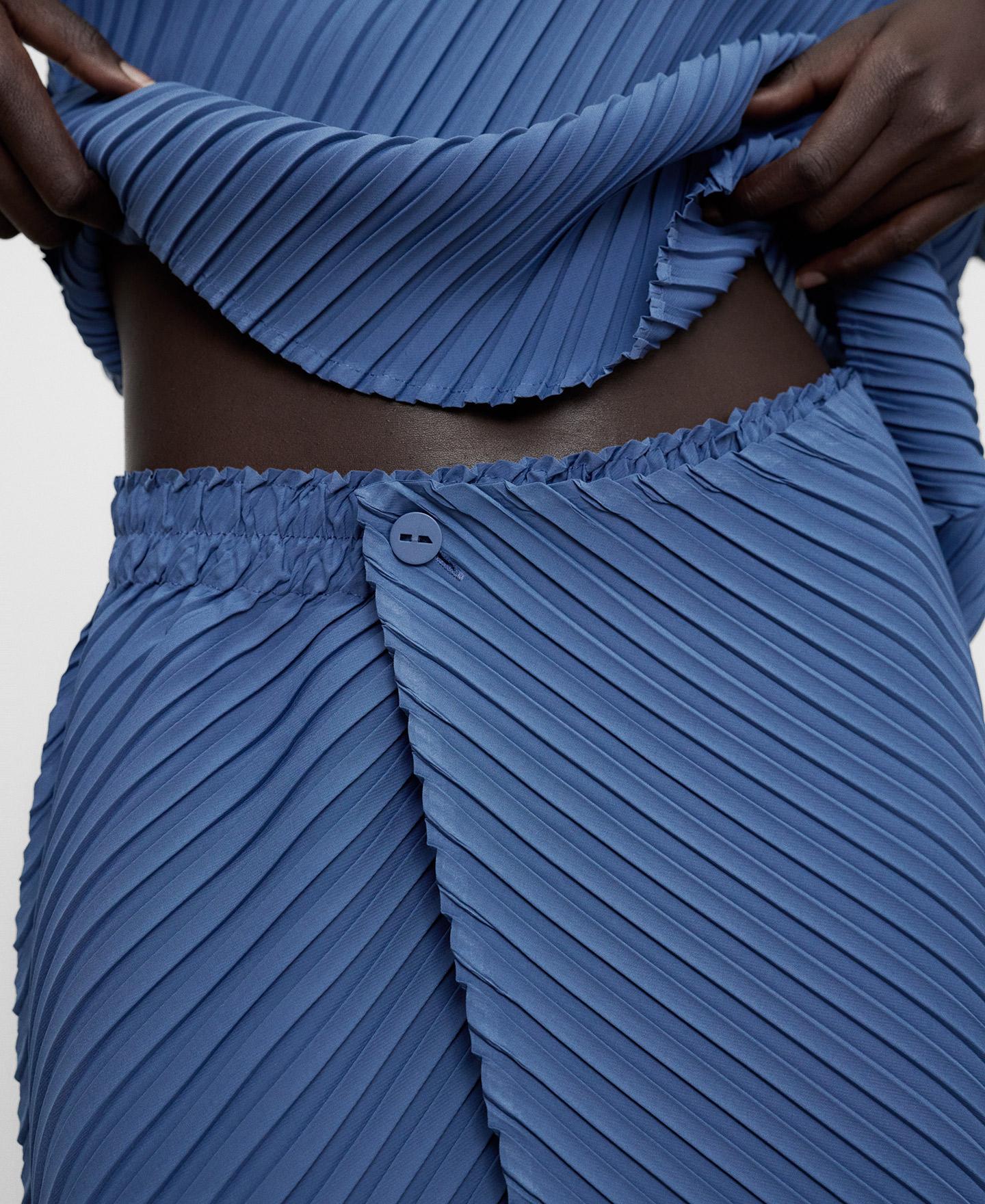 Saia Midi com Parte Frontal Cruzada em Tecido Crinkle Azul-4