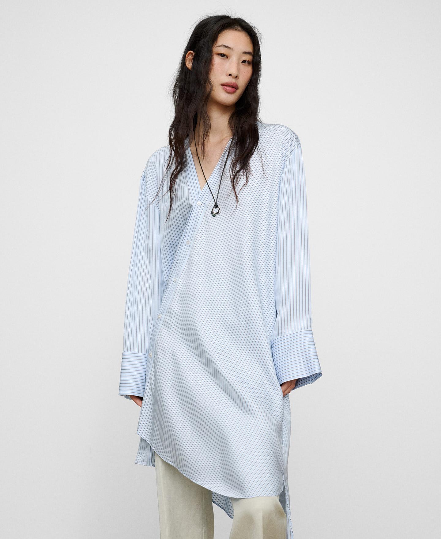 Imagem 0 de Vestido Curto Tipo Camisa Assimétrico Às Riscas