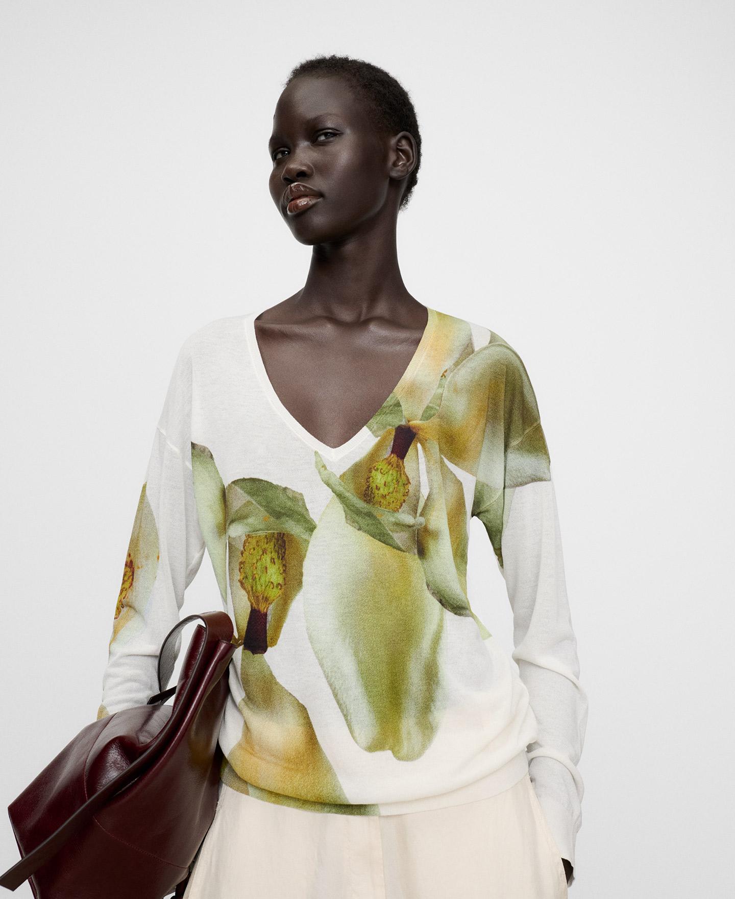 Imagem 0 de Camisola de Malha Fina Estampada com Gola em V