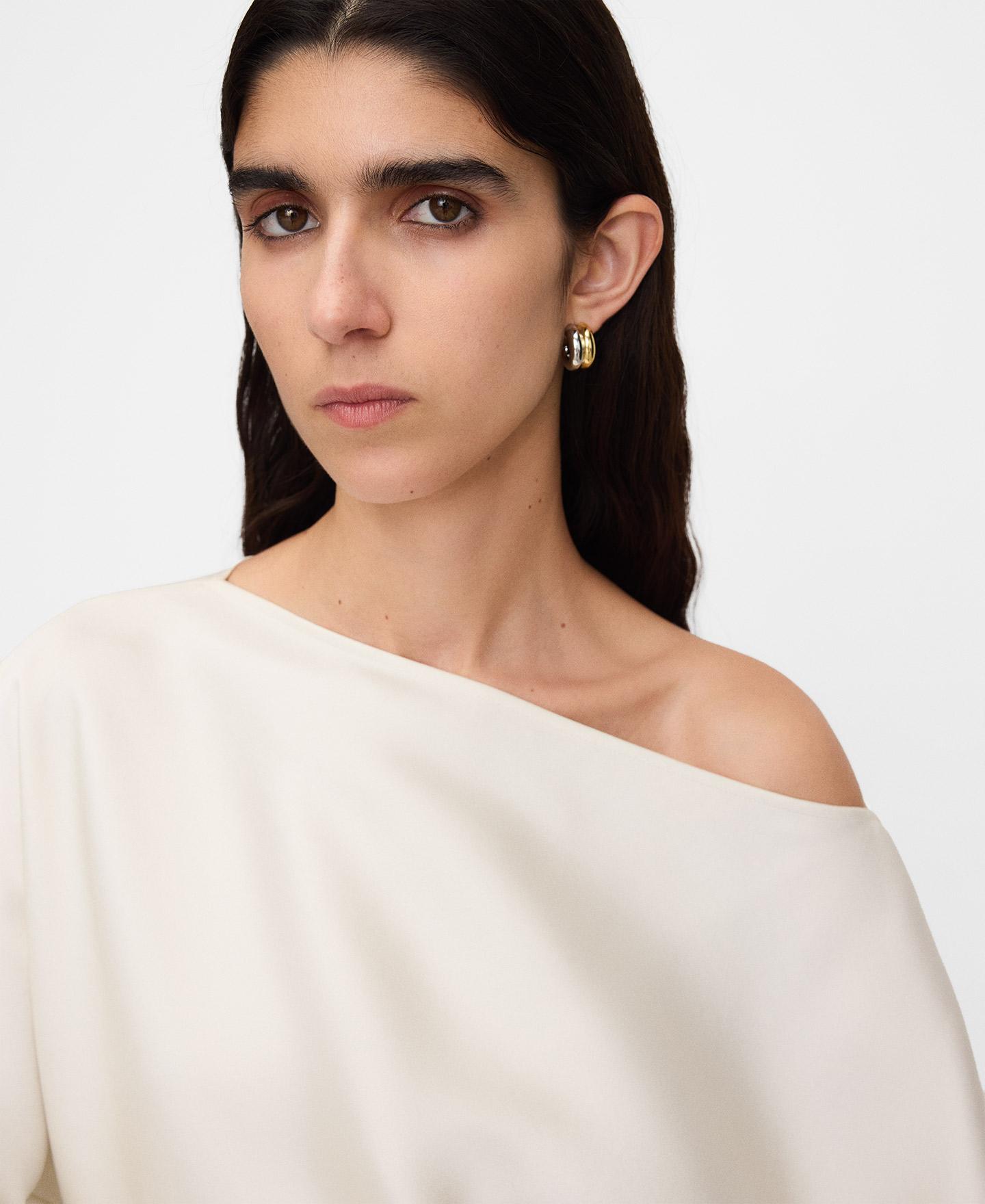 Blusa Acetinada com Decote À Barco Branco brilho-4
