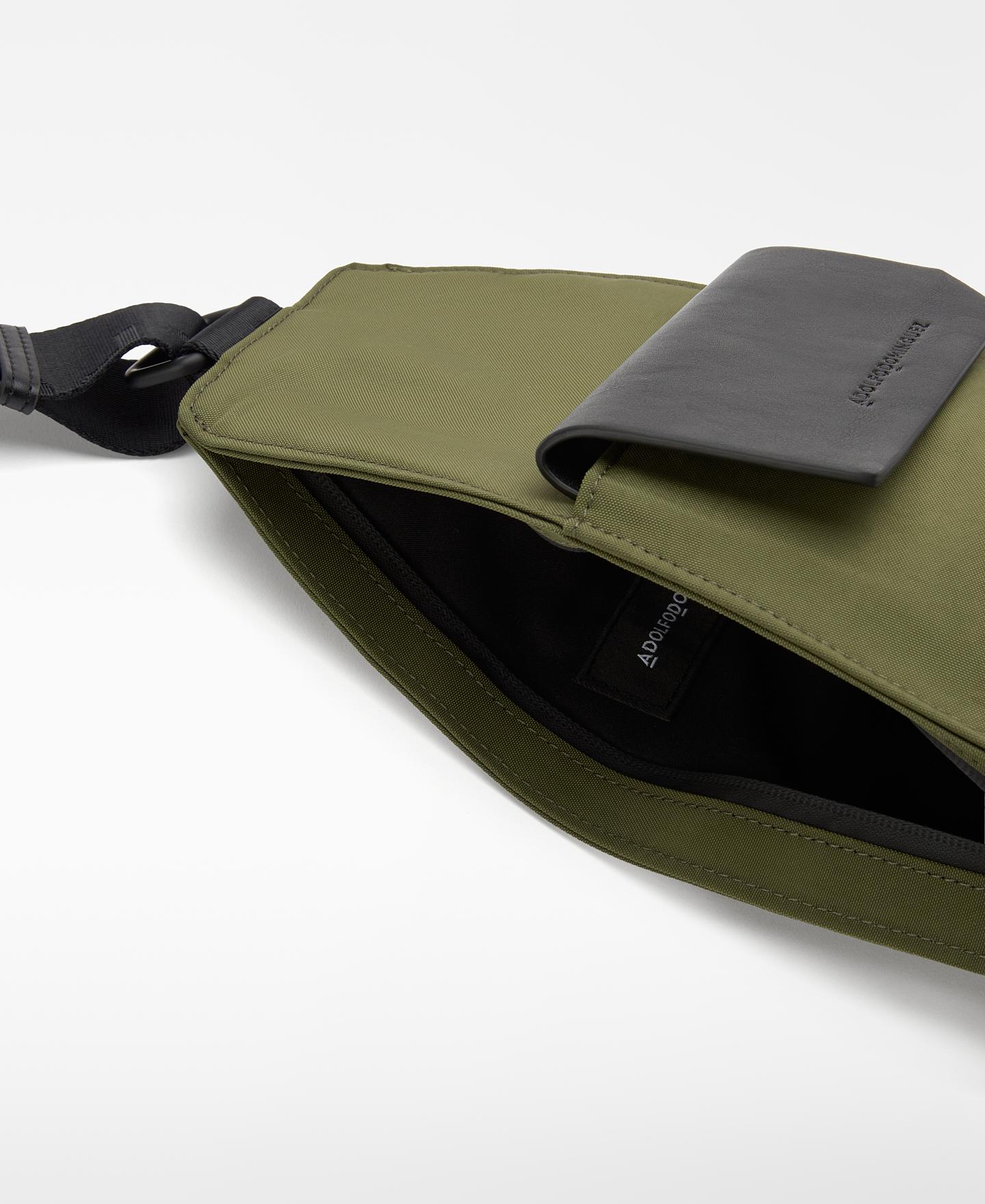 Bolsa de Cintura Tipo Crossbody em Nylon com Aba Verde-4