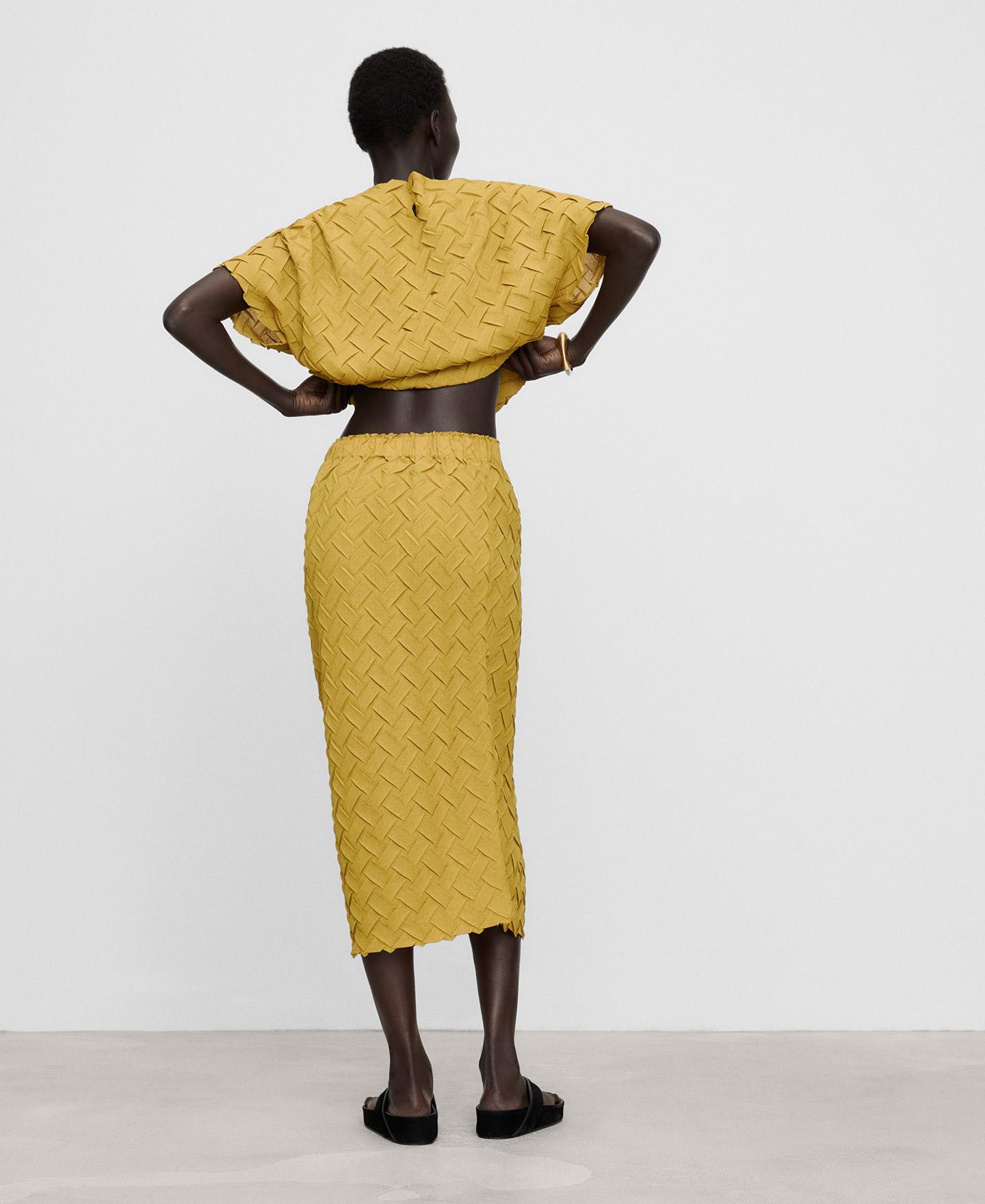 Saia Midi com Corte a Direito e Cintura Elástica Amarelo-3