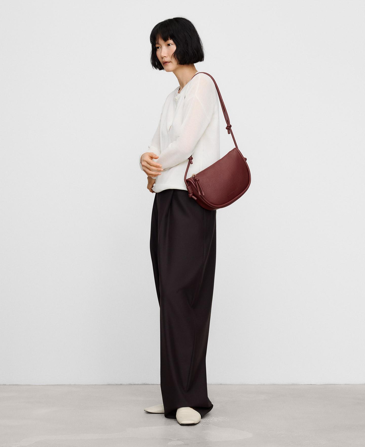 Mala a Tiracolo Média Luna com Textura Granulada com Fecho Zip Grená-5
