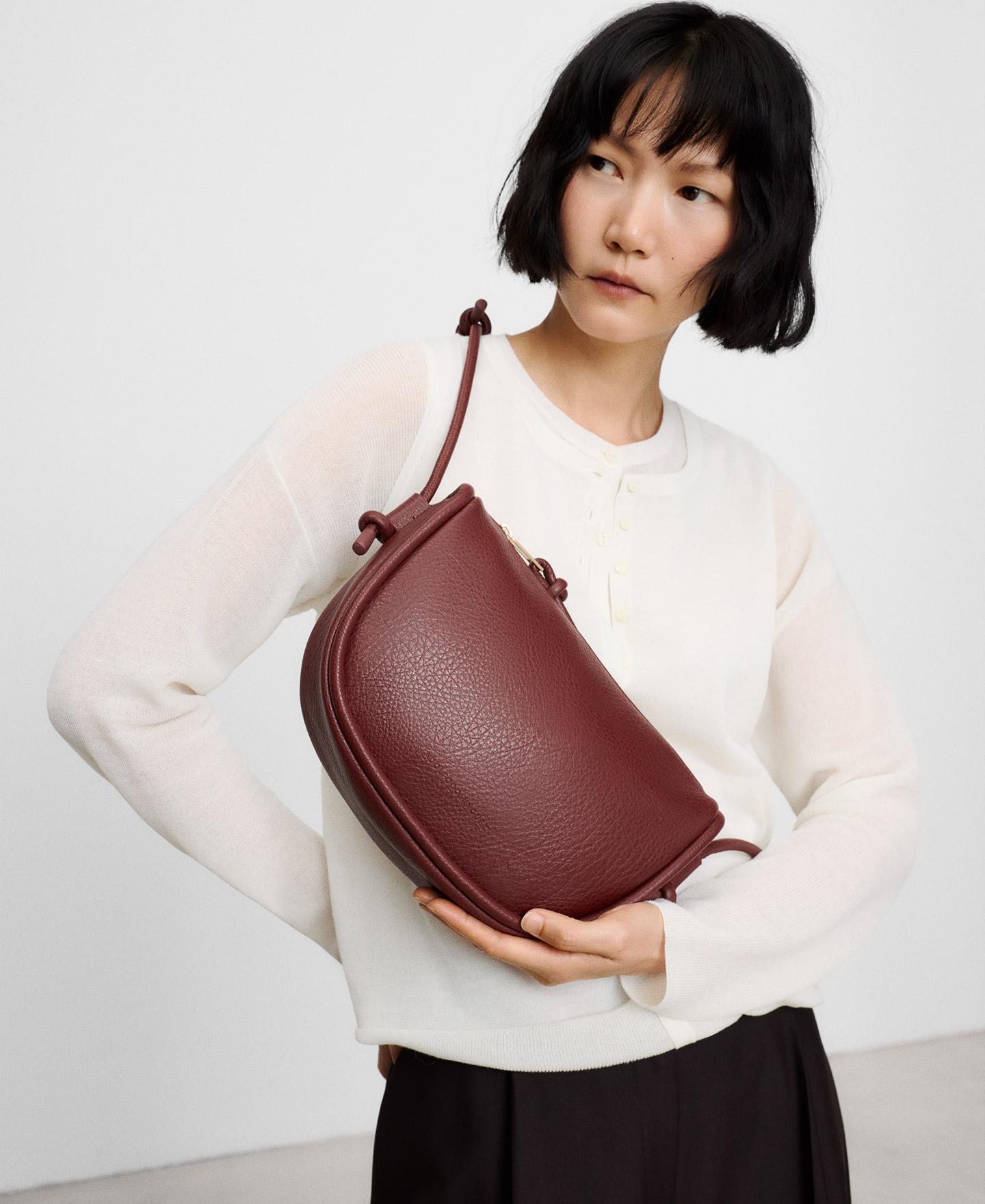 Mala a Tiracolo Média Luna com Textura Granulada com Fecho Zip Grená-6