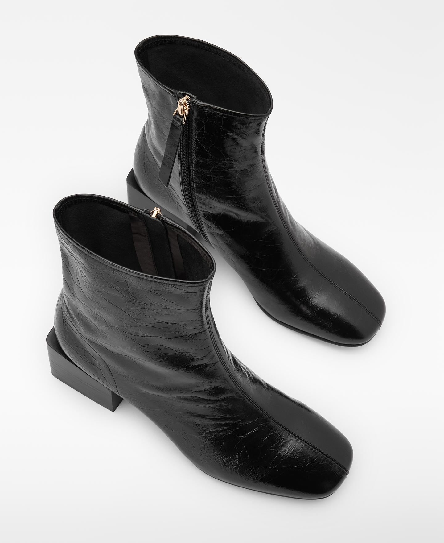 Botins de Salto em Pele Preto-2