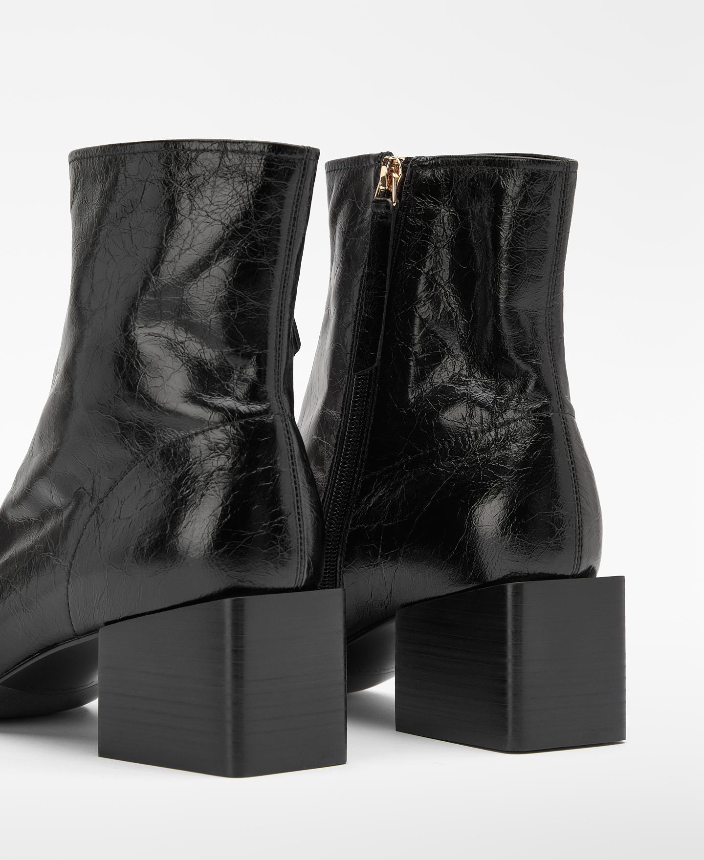 Botins de Salto em Pele Preto-3