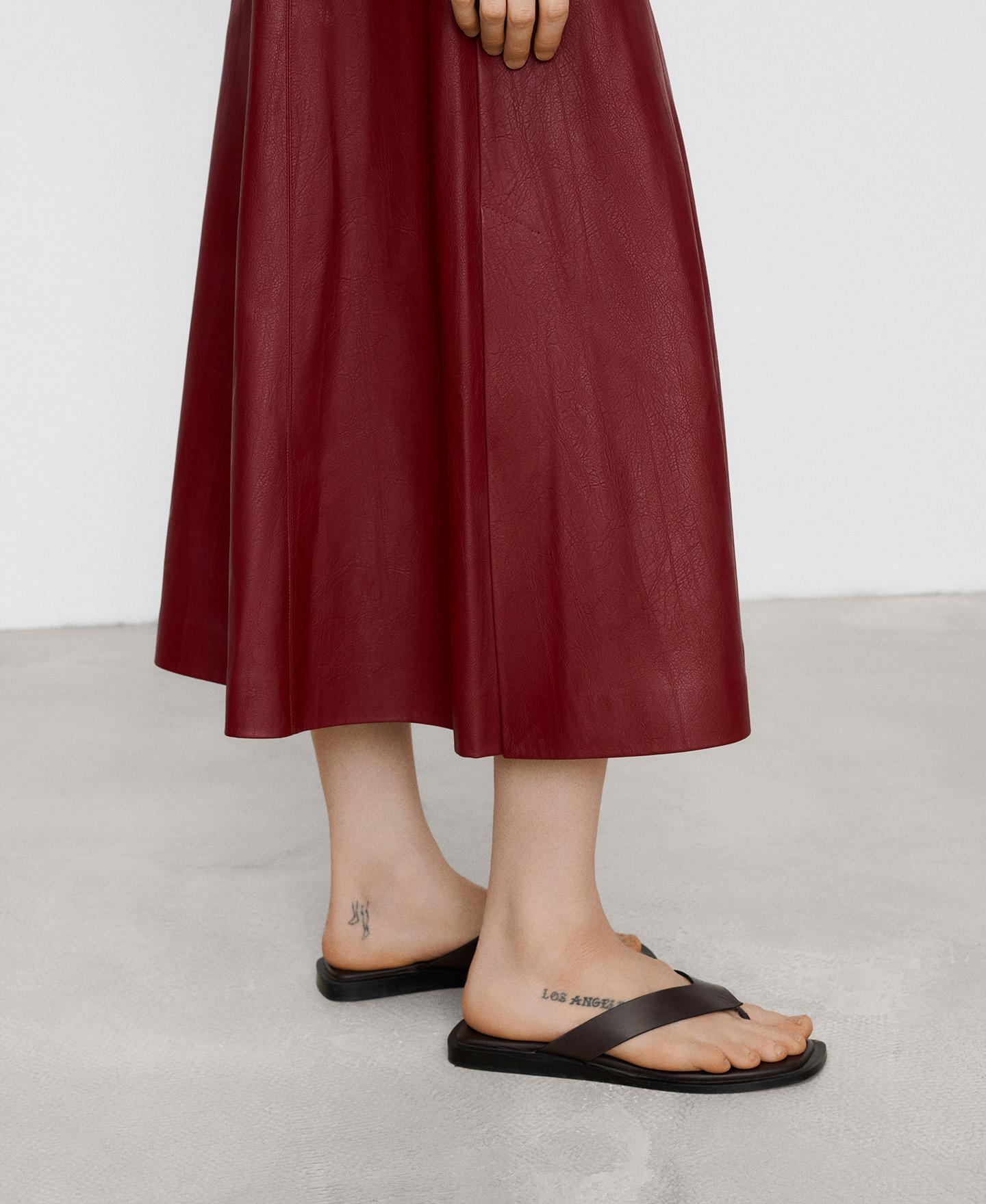 Saia Midi com Corte Evasé com Fecho Zip Oculto Vermelho-4