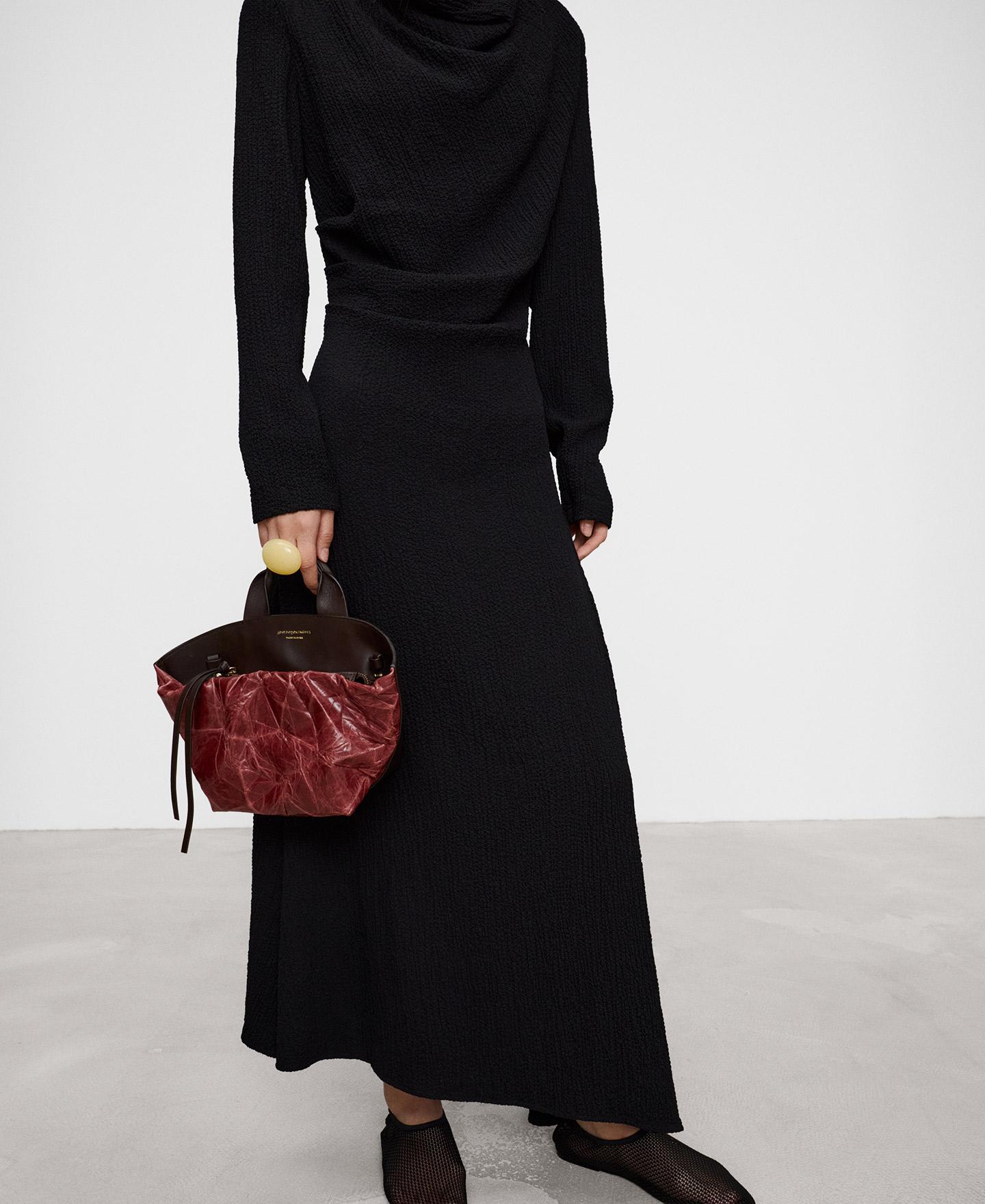 Vestido Comprido Ajustado Drapeado com Bainha Assimétrica Preto-4