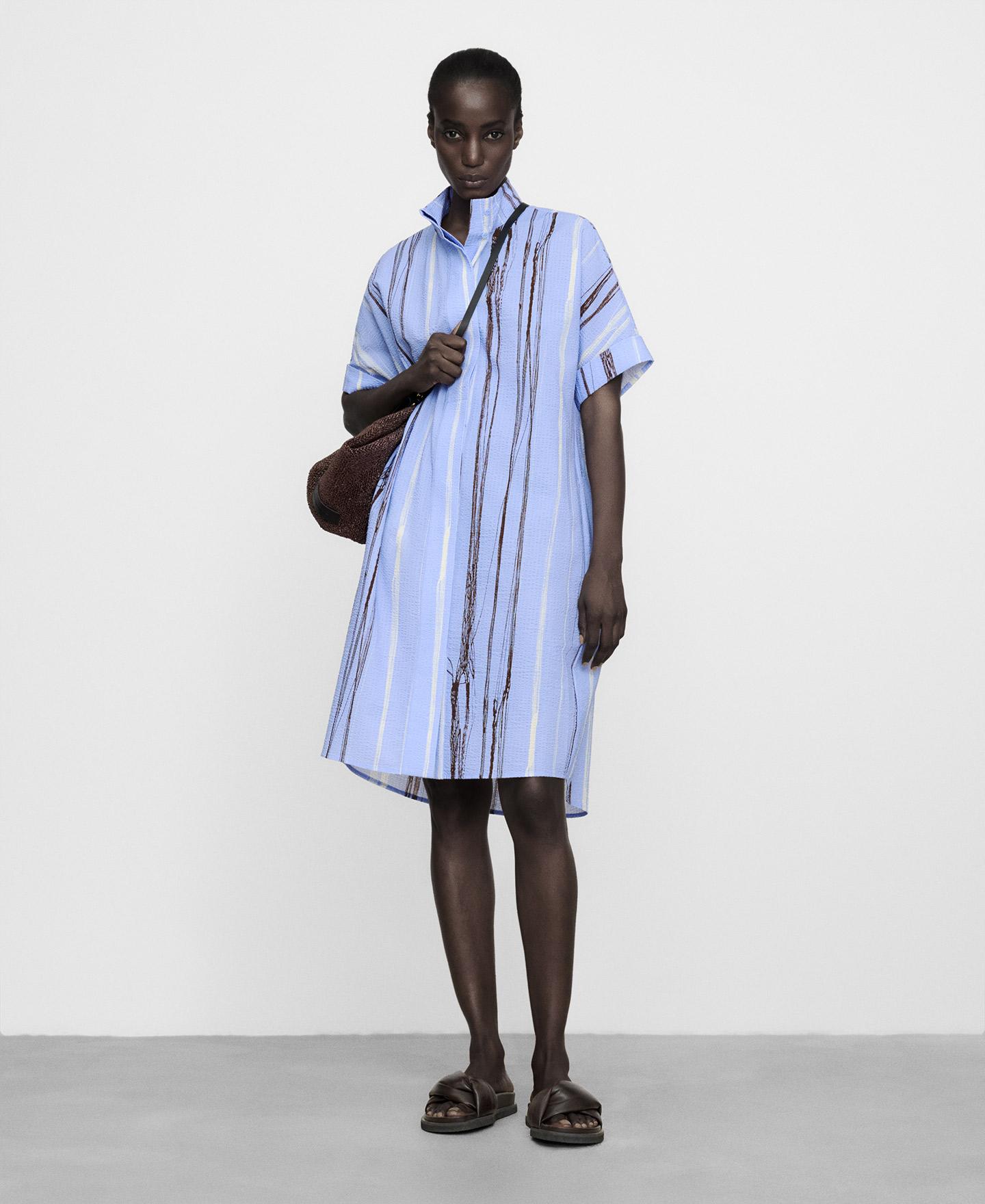 Vestido Comprido Às Riscas Irregulares em Tecido Seersucker Azul-2