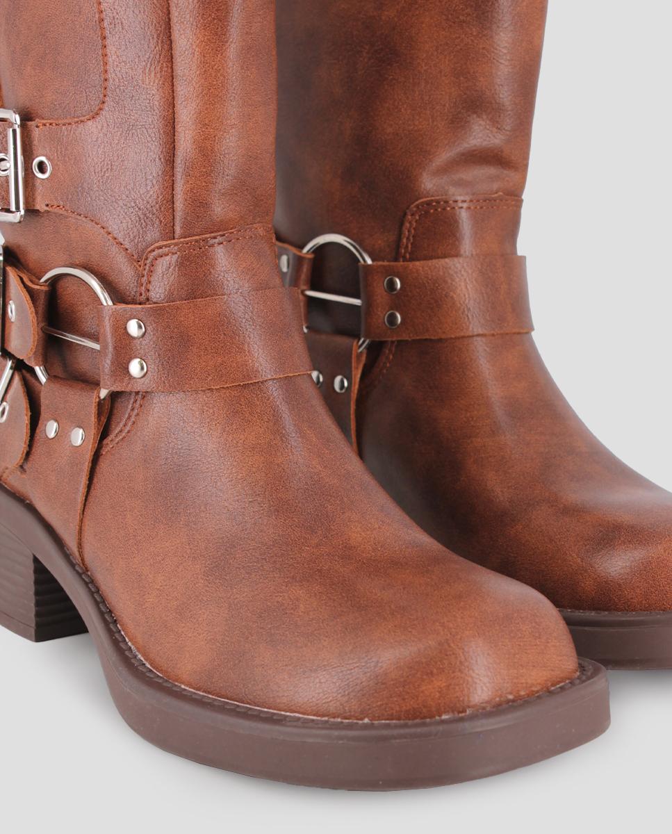 Botas com Biqueira Redonda e Detalhe de Fivelas na Lateral Castanho-4