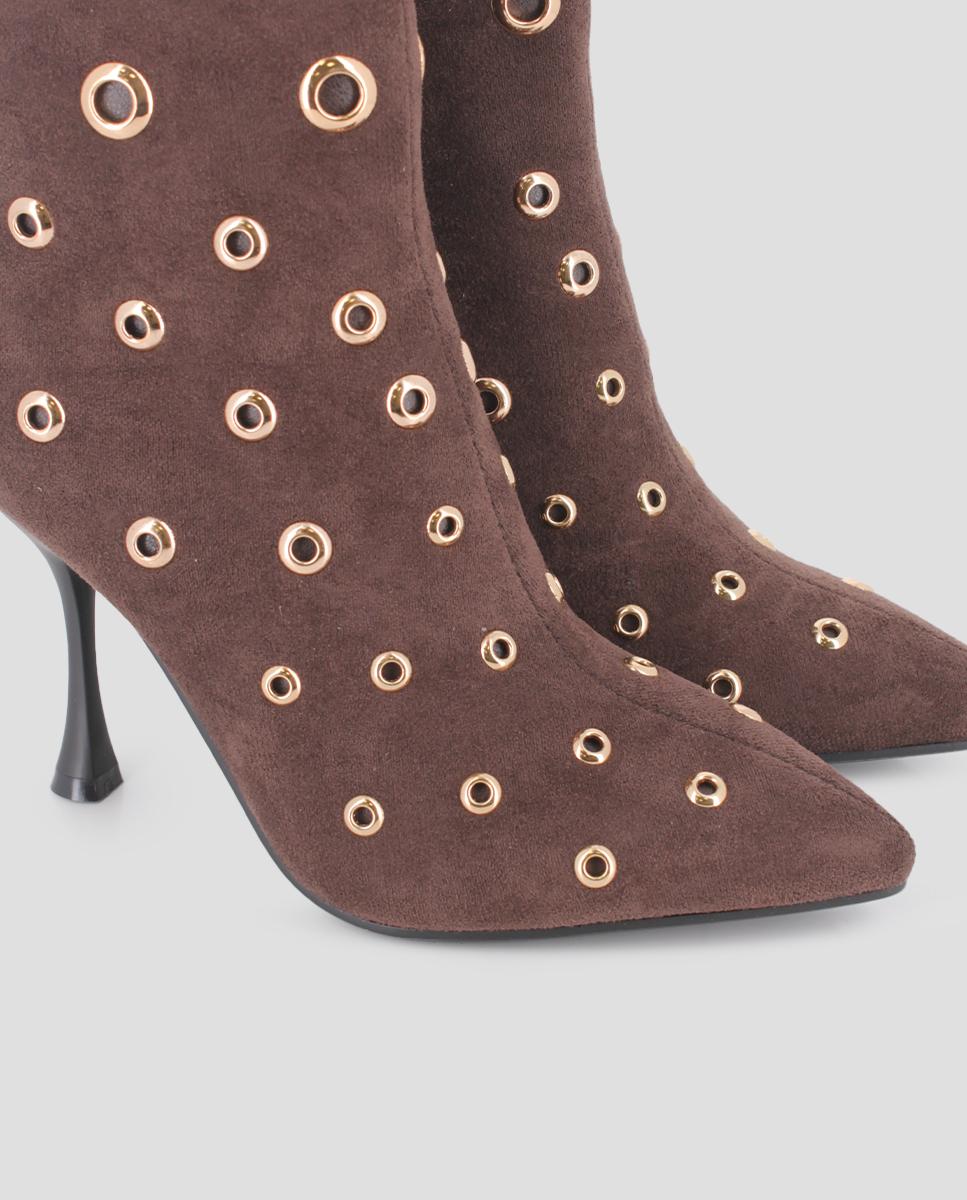 Botins Básicos com Salto Agulha e Detalhes de Ilhós Metálicos Castanho-4