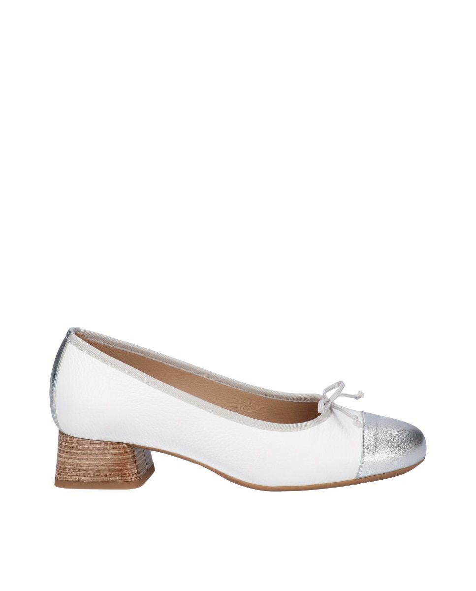 Imagem 0 de Sabrinas com Salto em Pele com Biqueira Redonda