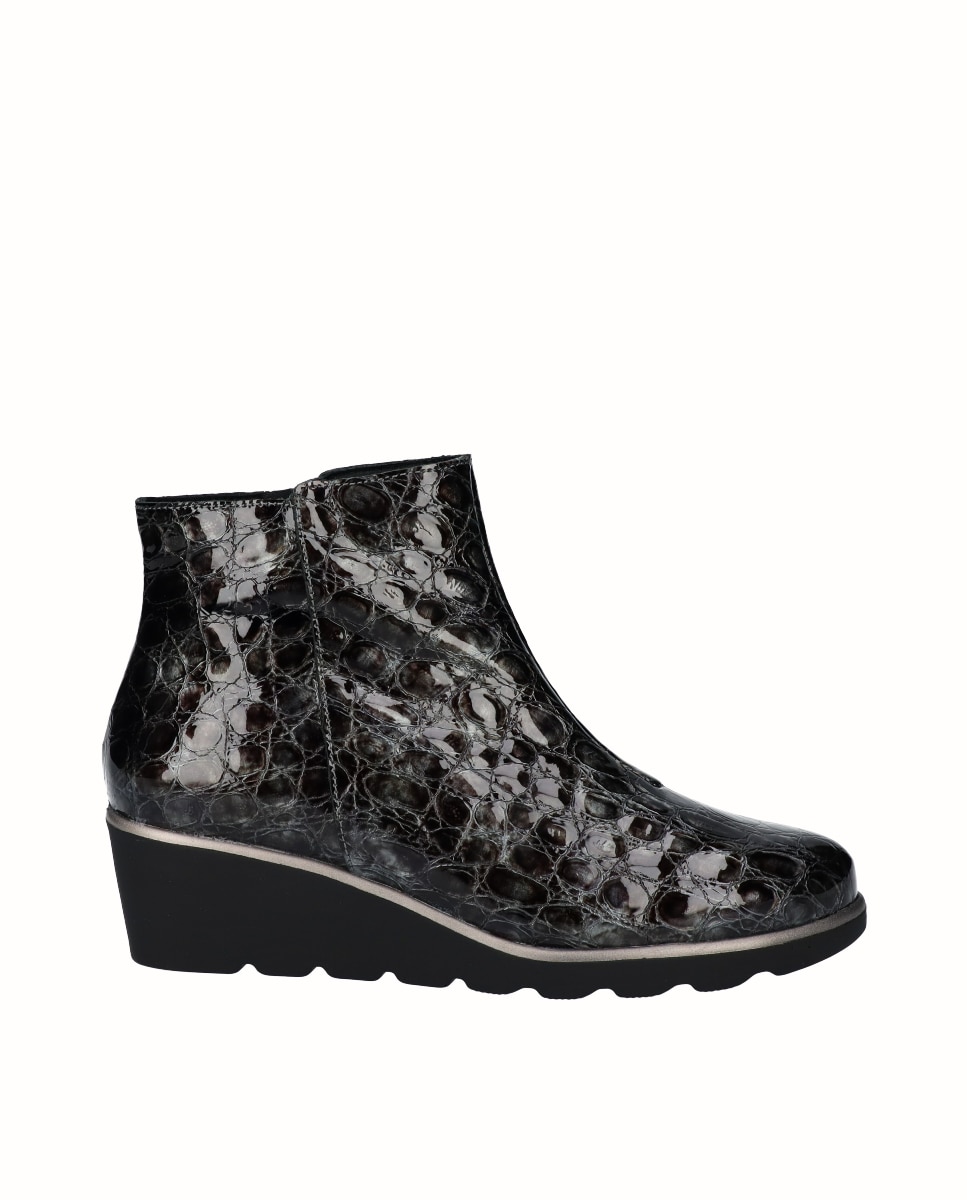 Imagem 0 de Botins Básicos em Pele Gravada