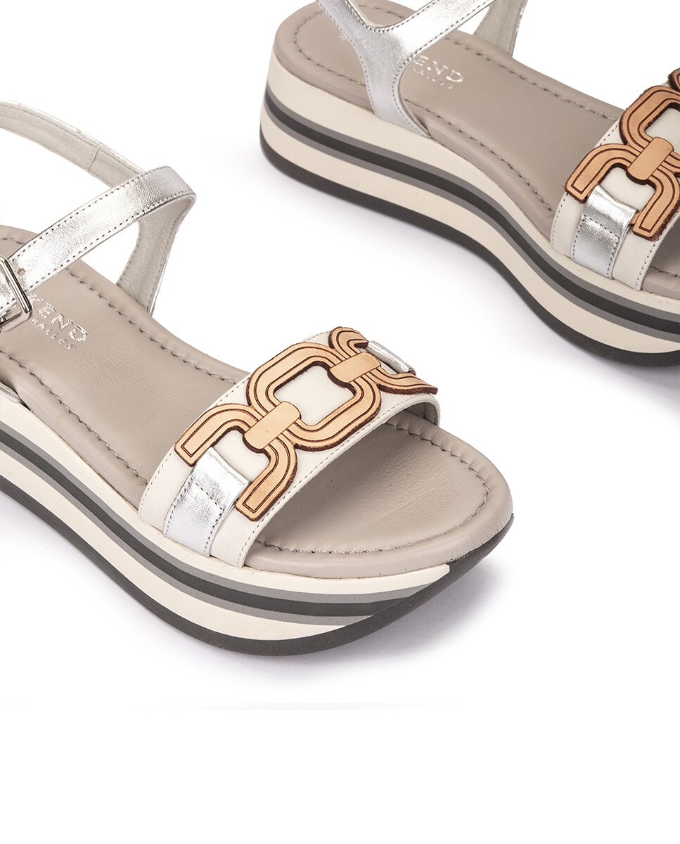 Sandálias de Plataforma com Fivela e Adorno Prateado-4