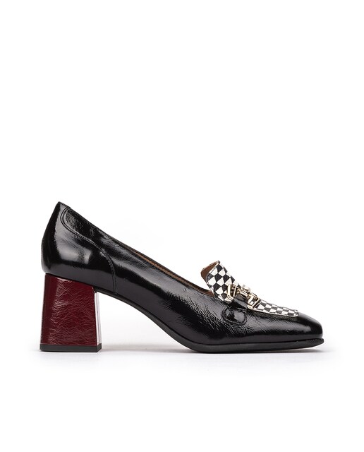 Imagem 0 de Sapatos de Salto em Verniz com Adorno