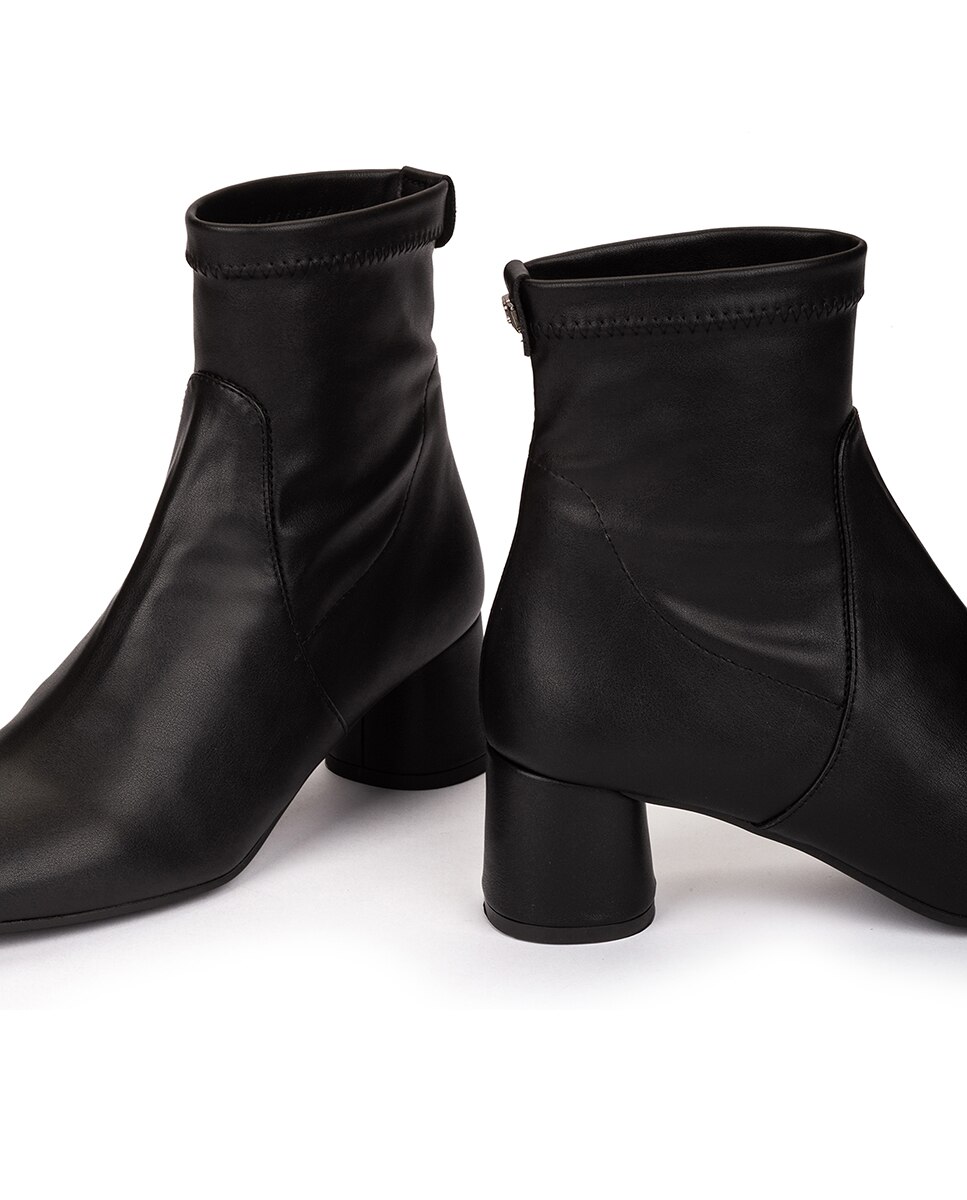 Botins de Salto Baixo e Redondo Preto-4
