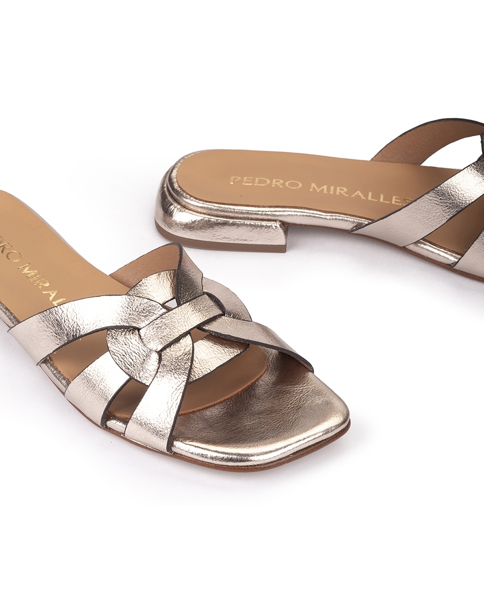 Sandálias Rasas de Pele Dourado-4