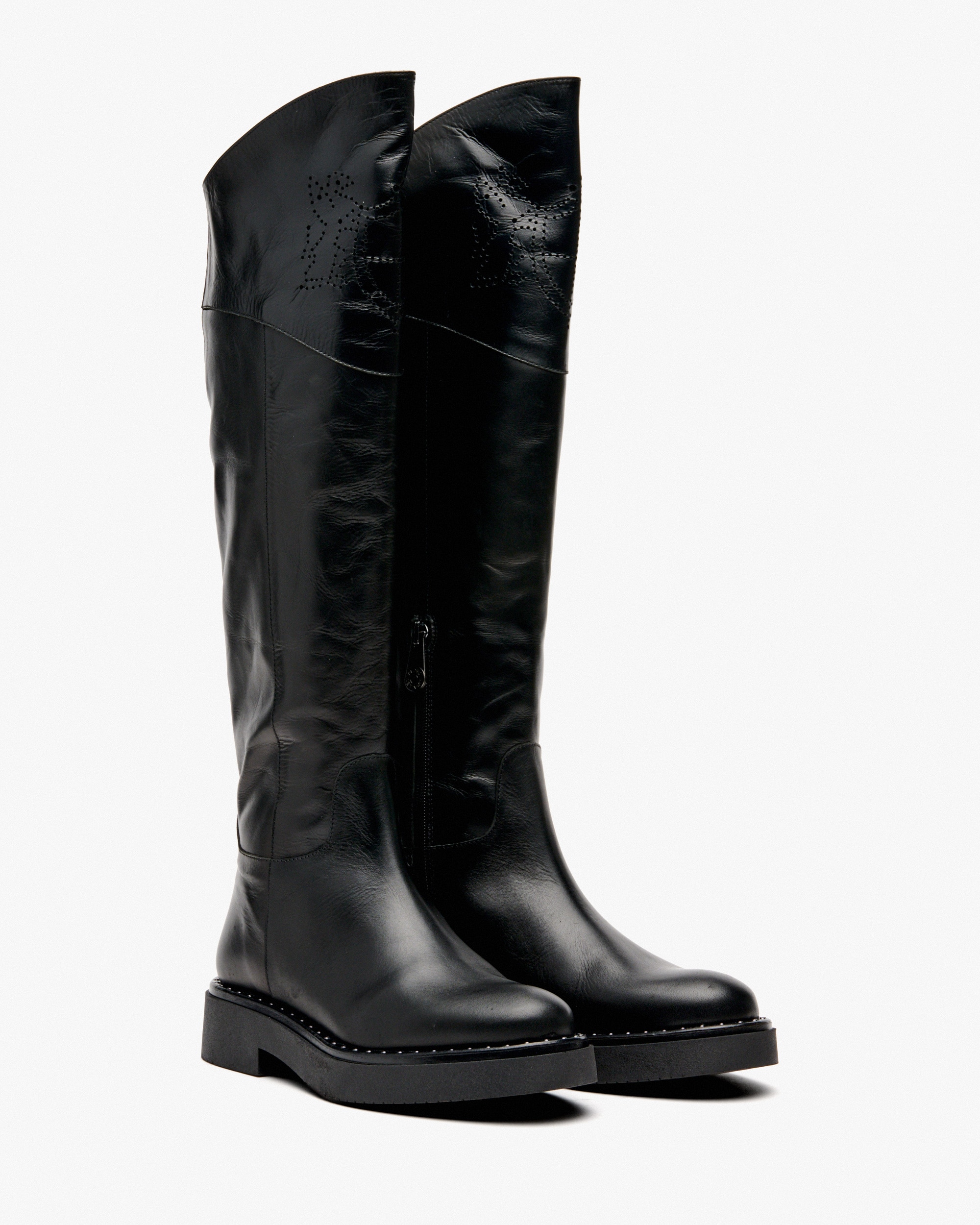 Botas de Pele Assimétricas com Gravado Preto-2