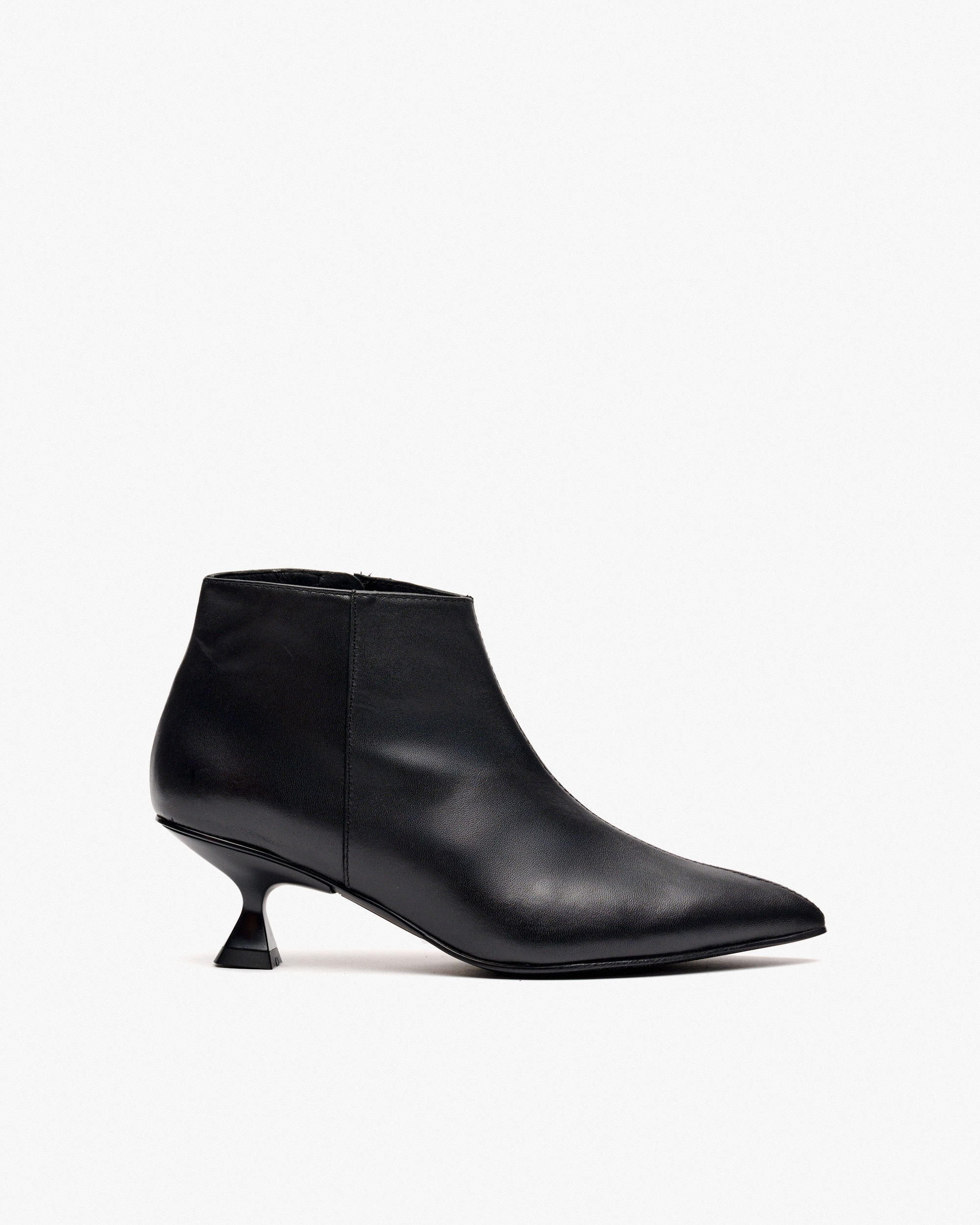 Botins com Tacão e Fecho Zip Lateral Preto-1