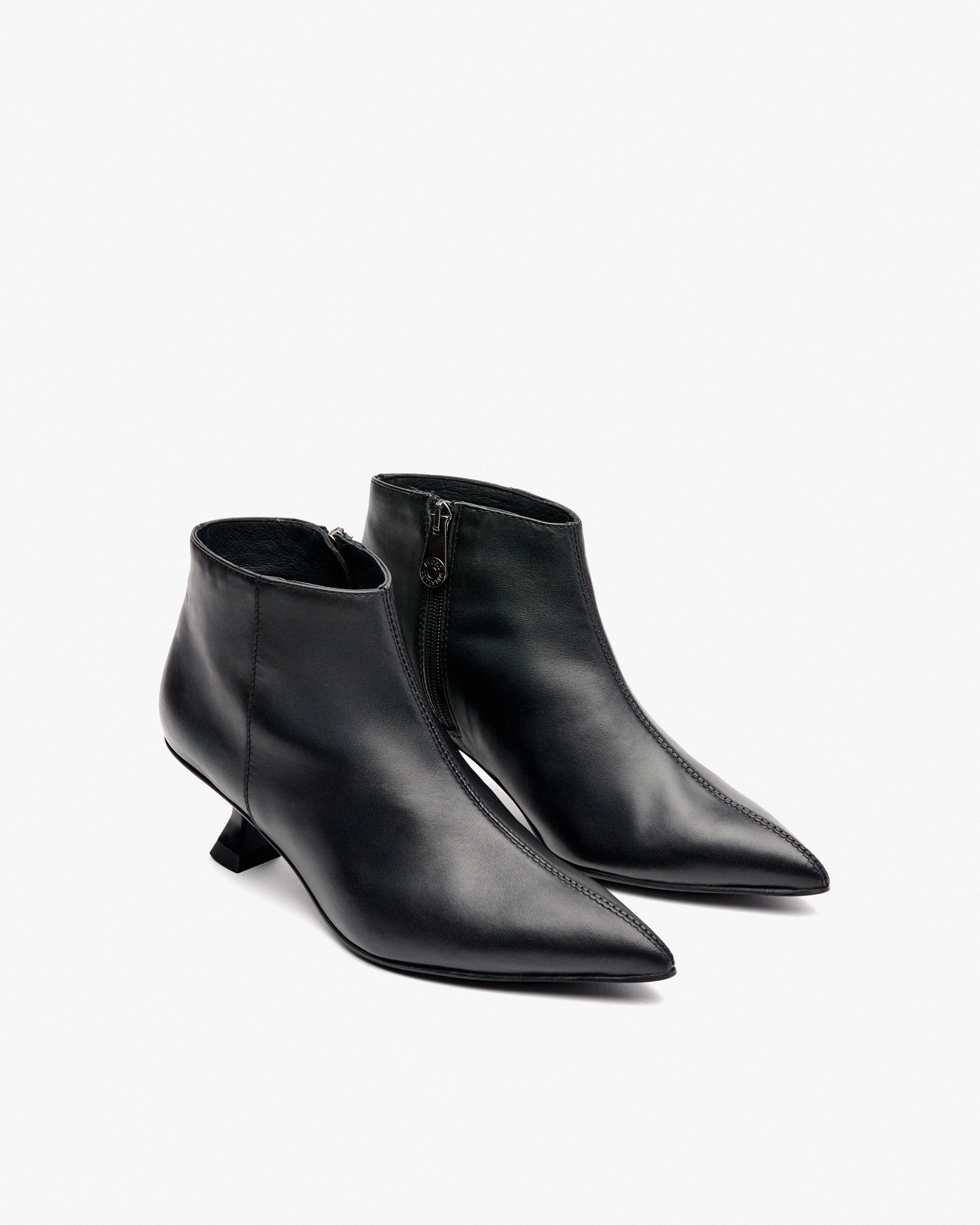 Botins com Tacão e Fecho Zip Lateral Preto-2