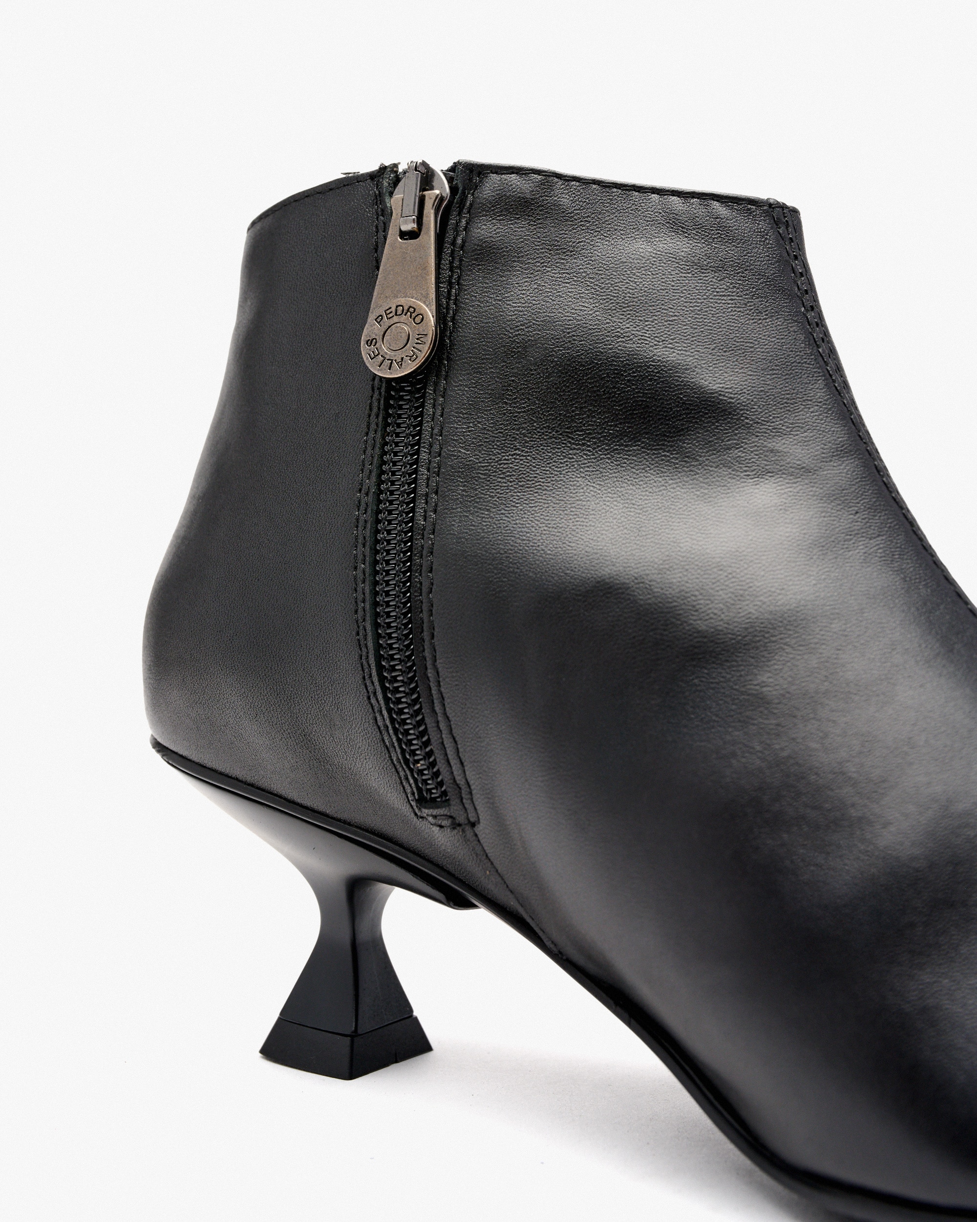 Botins com Tacão e Fecho Zip Lateral Preto-3