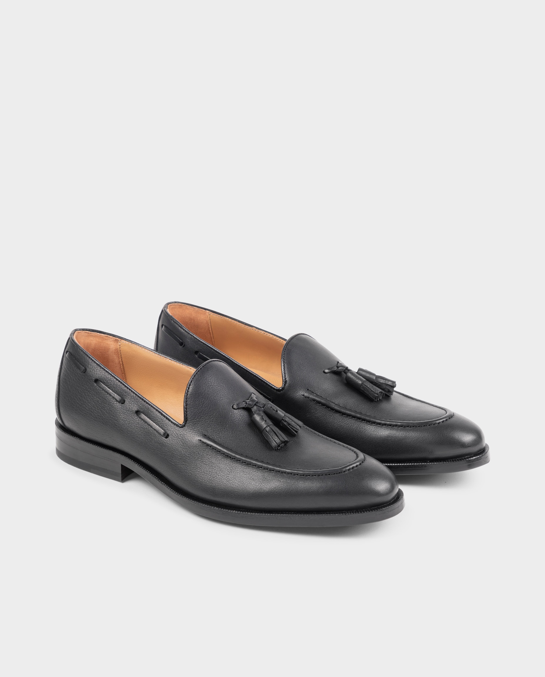 Mocassins de Pele com Pompons Preto-2