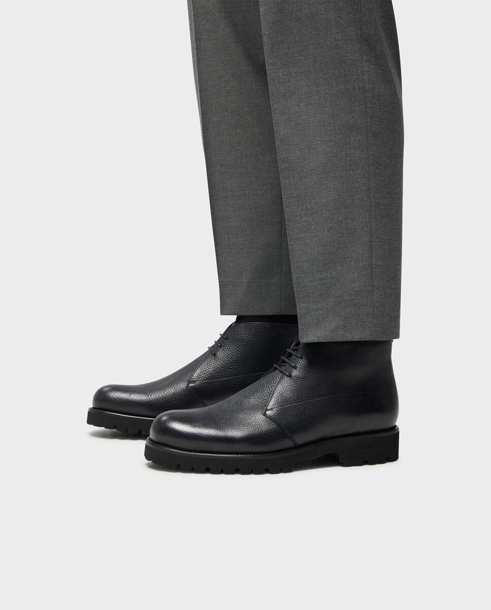 Botins de Pele com Sola Track Preto-2