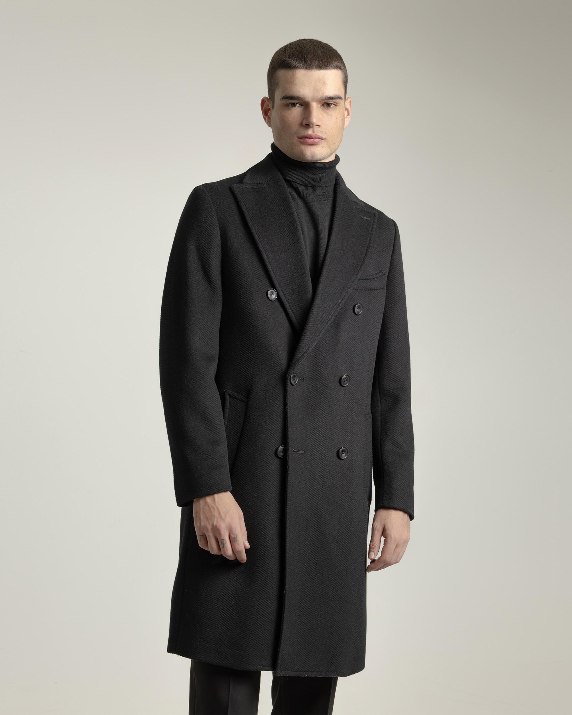 Imagem 0 de Sobretudo Cruzado com Lapela Larga em Preto