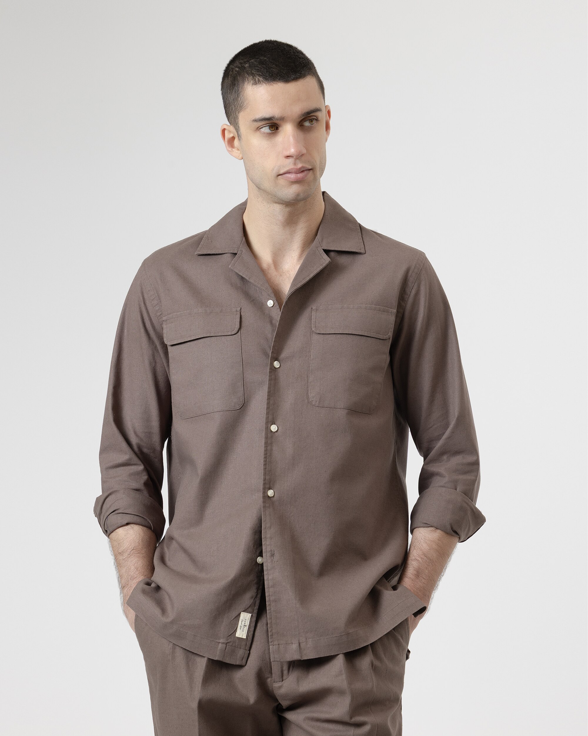 Camisa Set Bolsos Regular Fit em Castanho Castanho-chocolate-2