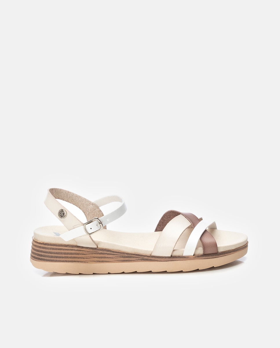 Imagem 0 de Sandálias de Cunha com Fecho de Fivela