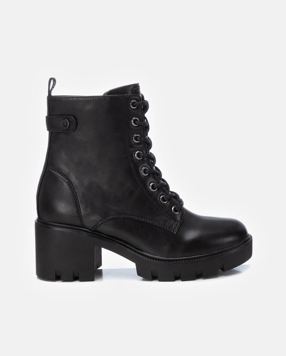Imagem 0 de Botins com Salto e Atacadores