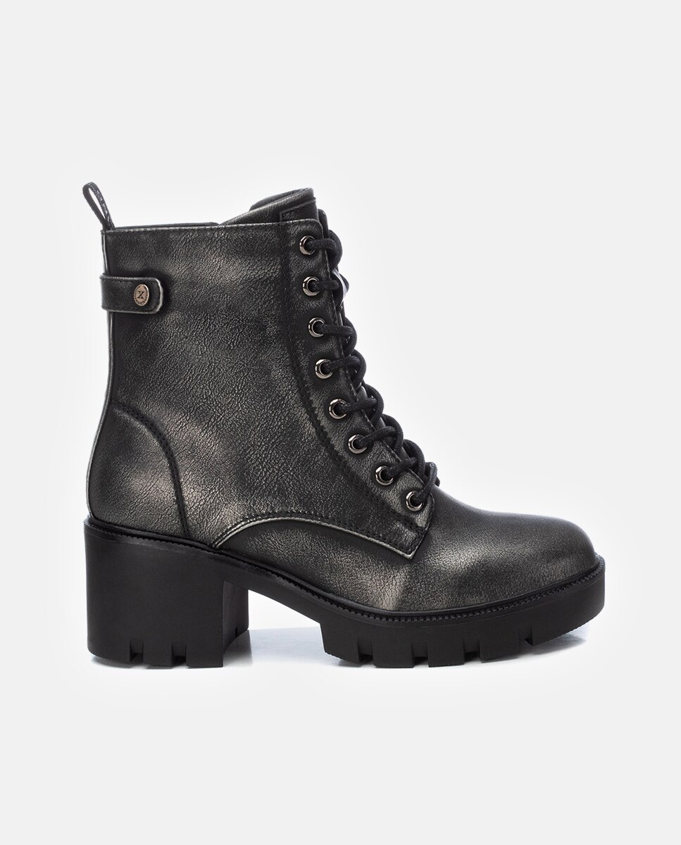 Imagem 0 de Botins com Salto e Atacadores