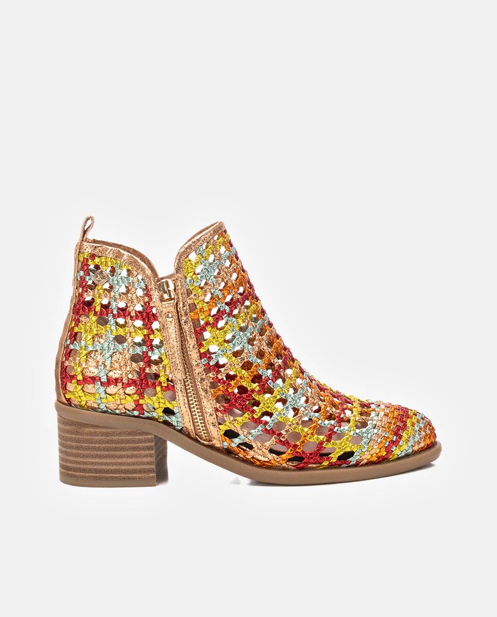 Botins com Salto e Fecho Zip Dourado-1