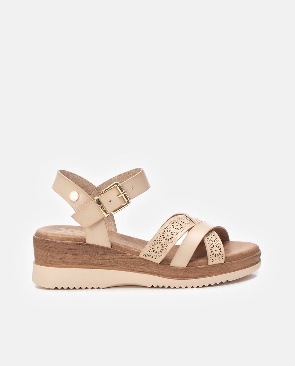 Imagem 0 de Sandálias de Cunha com Fecho de Fivela