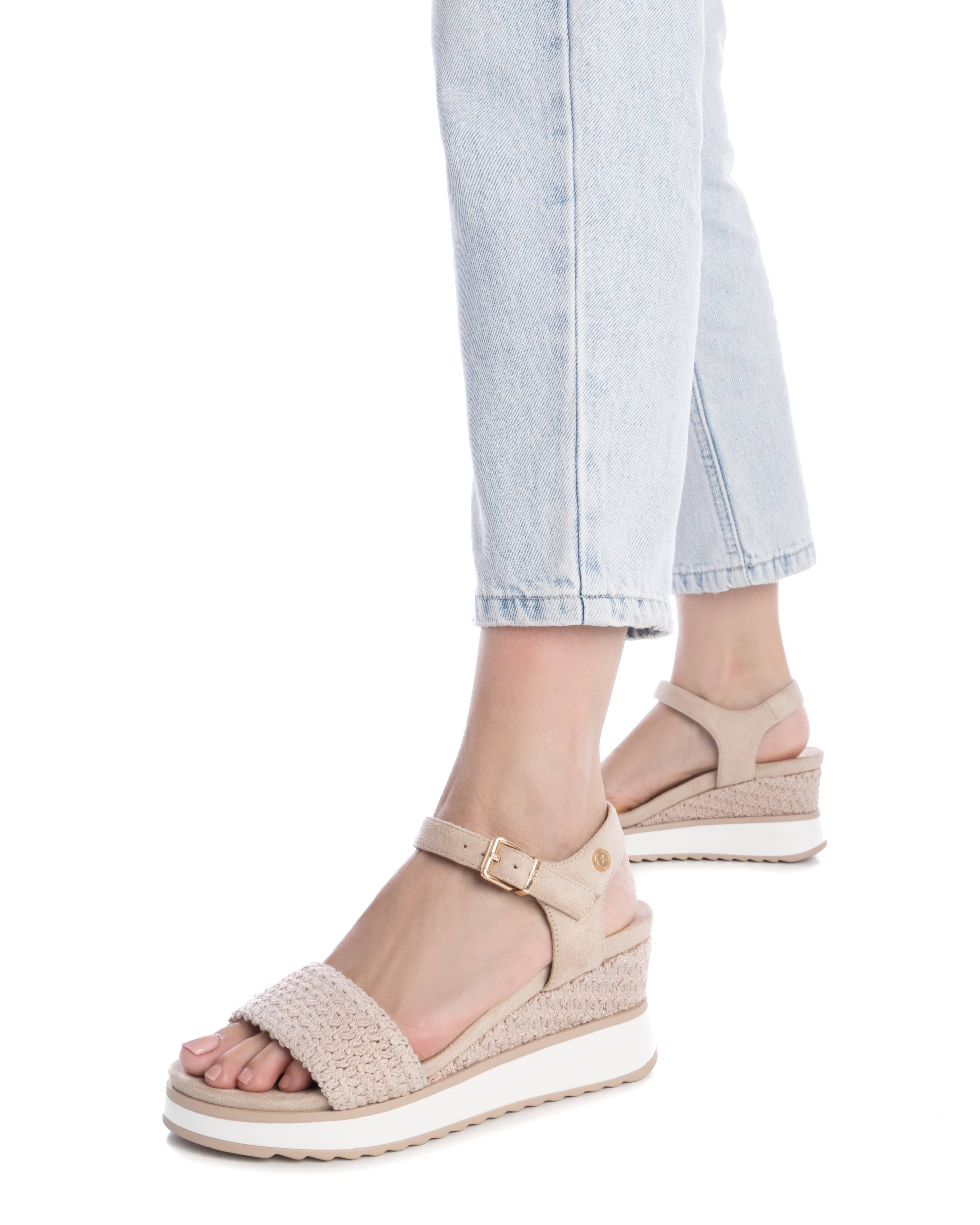 Sandálias de Cunha com Fecho de Fivela Bege-2