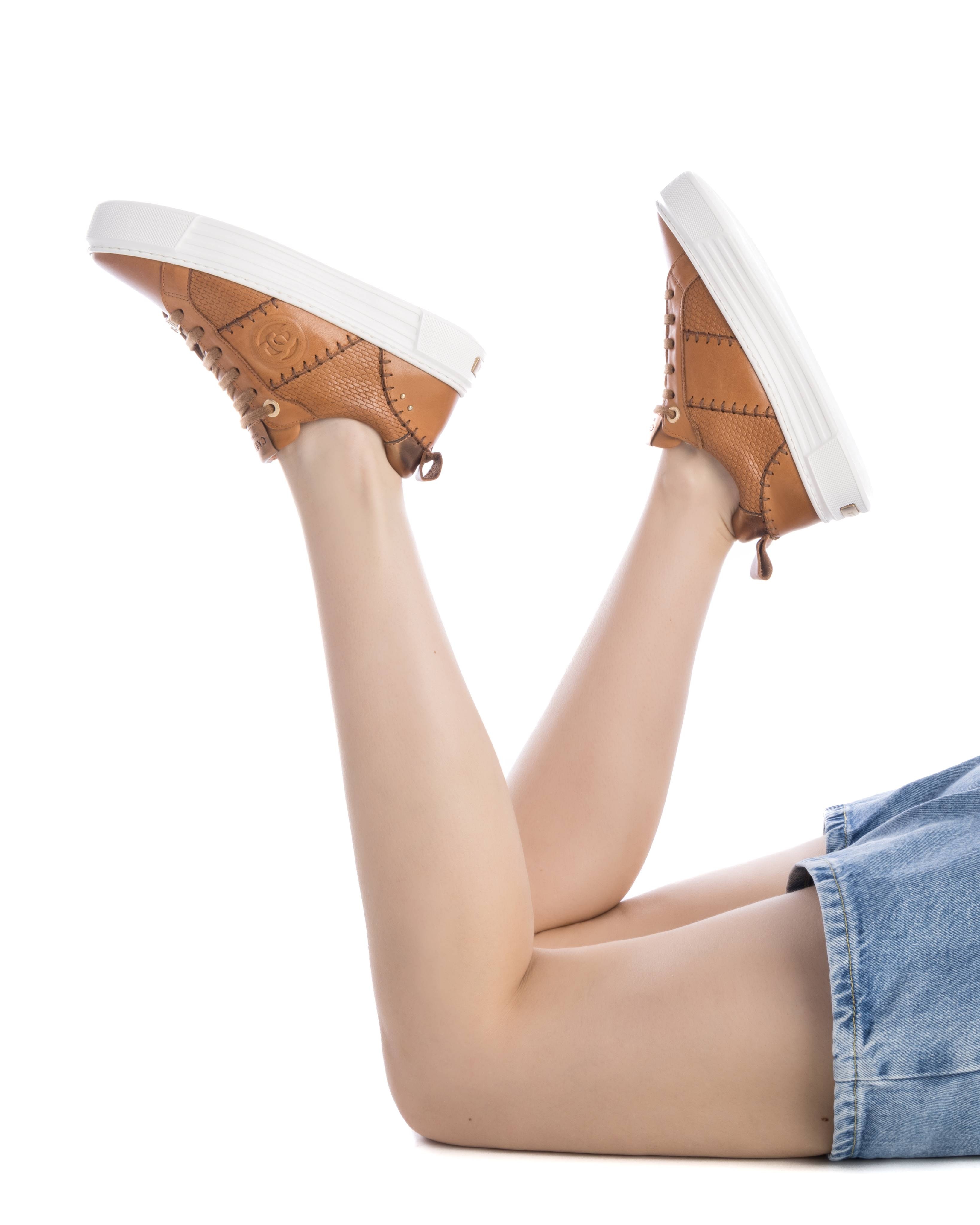 Sapatilhas Básicas de Pele com Cordões Camel-2