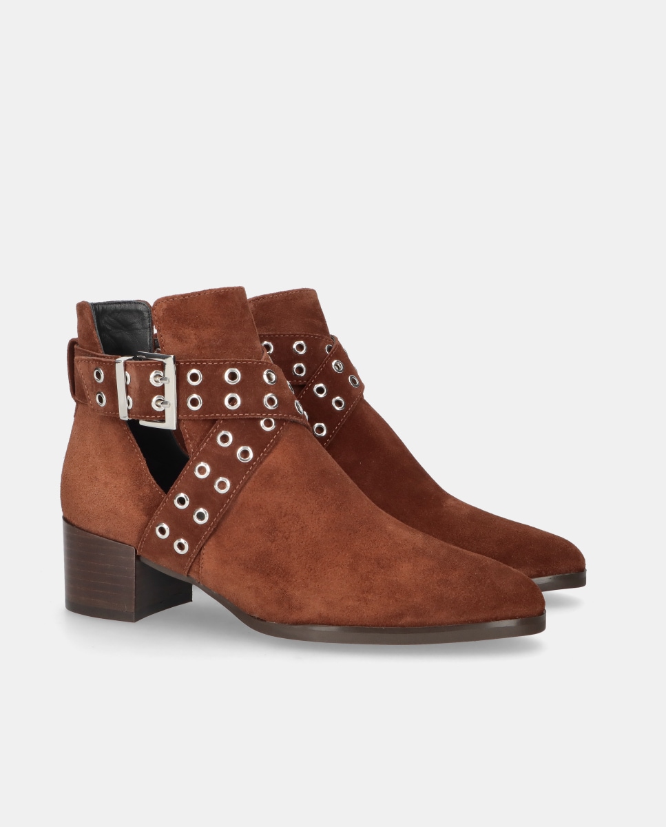 Botins Sharon em Camurça com Tira Cruzada de Tachas Castanho-2