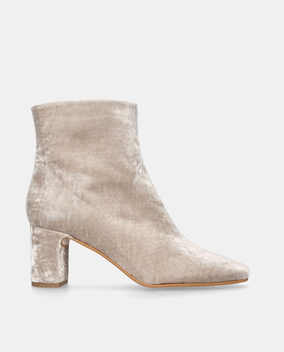 Botins com Fecho Zip Modelo Freja em Veludo em Marfim Bege-1