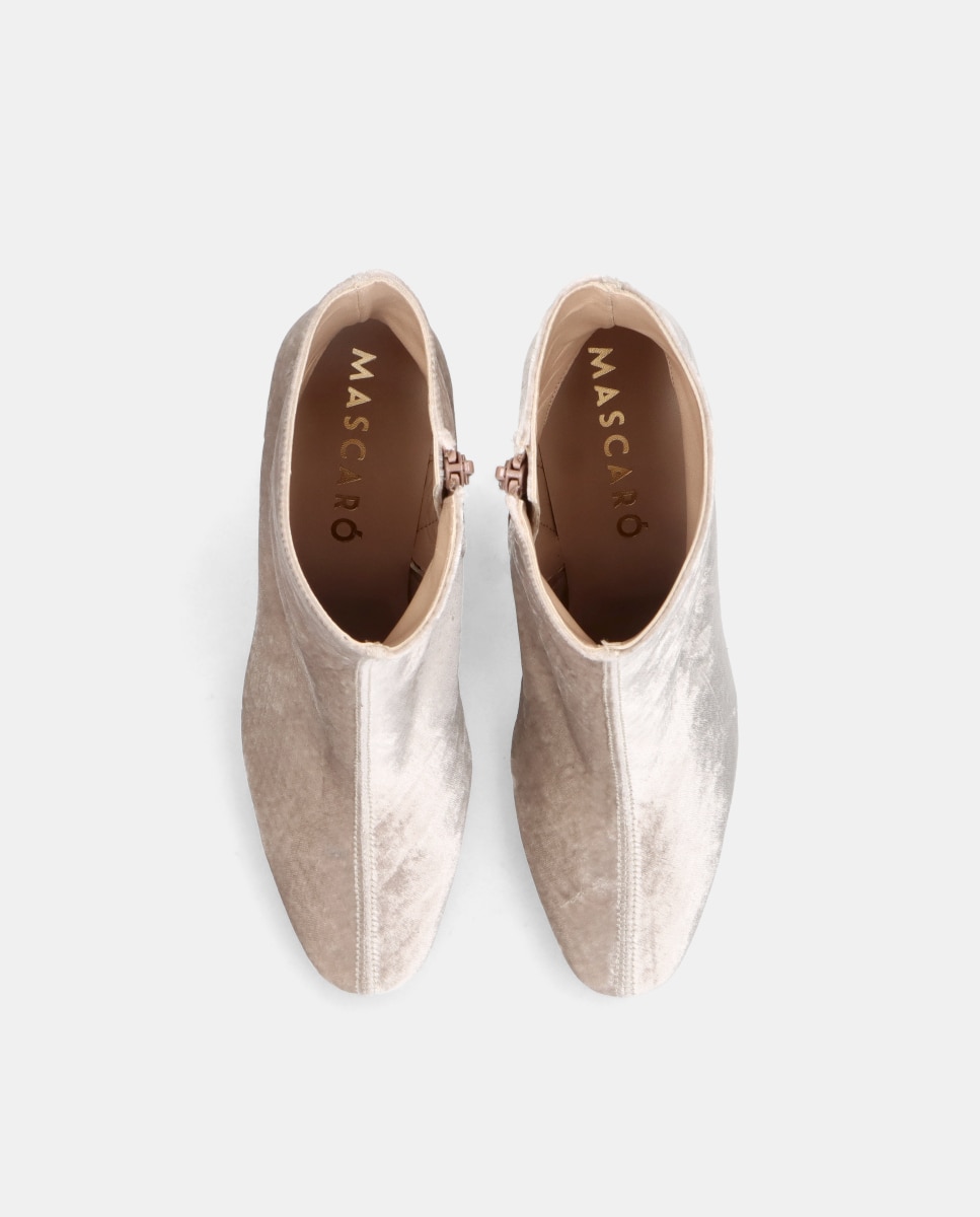 Botins com Fecho Zip Modelo Freja em Veludo em Marfim Bege-3
