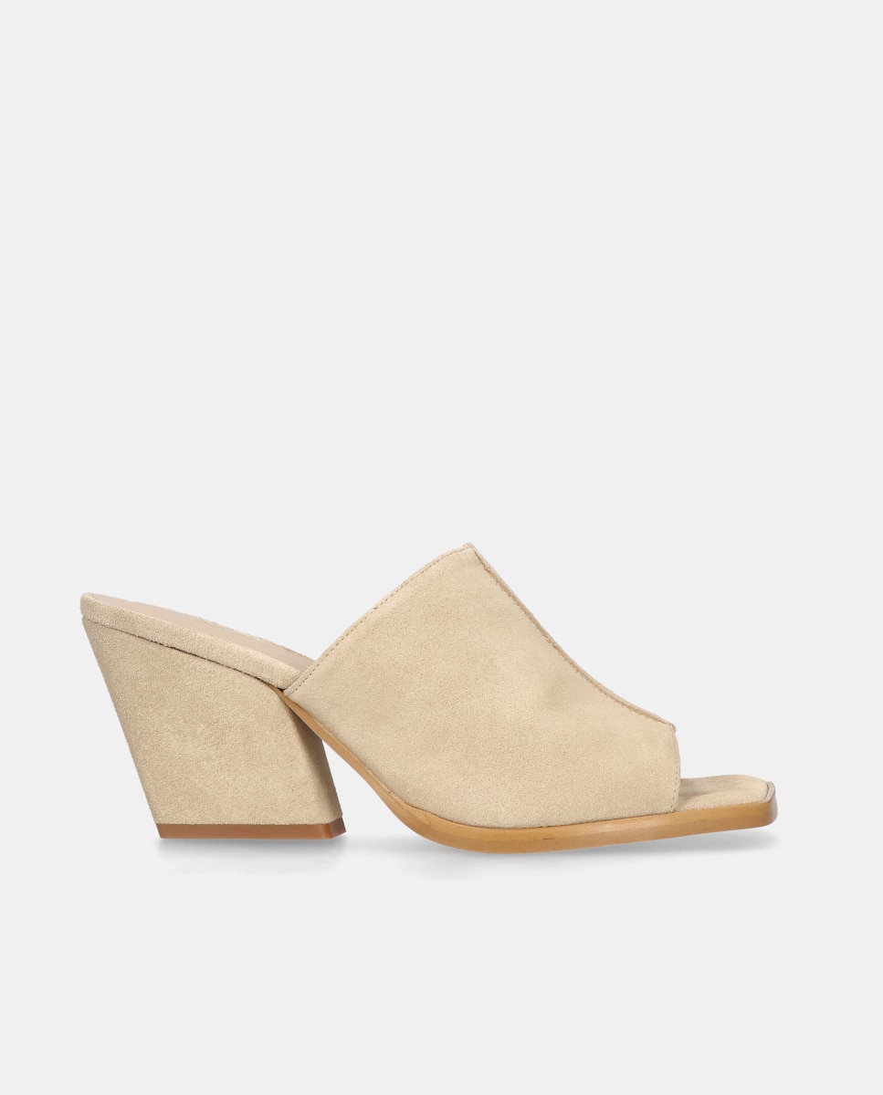 Imagem 0 de Sandálias de Salto Emi em Camurça