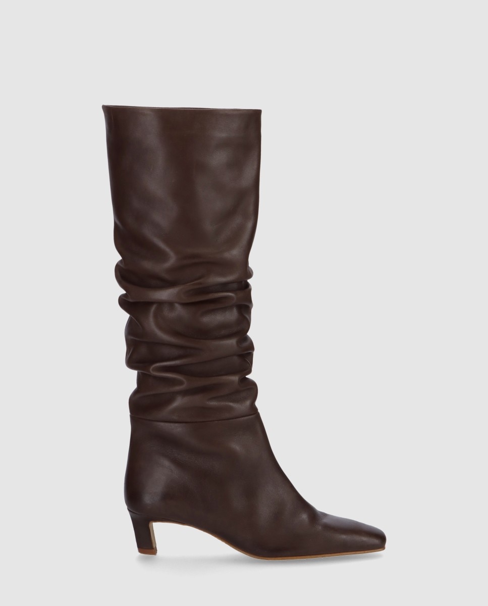 Imagem 0 de Botas de Pele com Salto Kitten e Biqueira Alargada