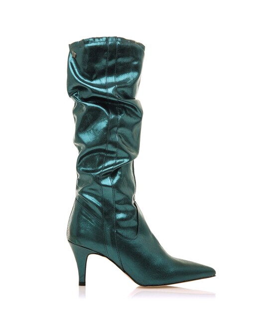 Imagem 0 de Botas Altas em Pele com Cano Franzido e Salto Fino