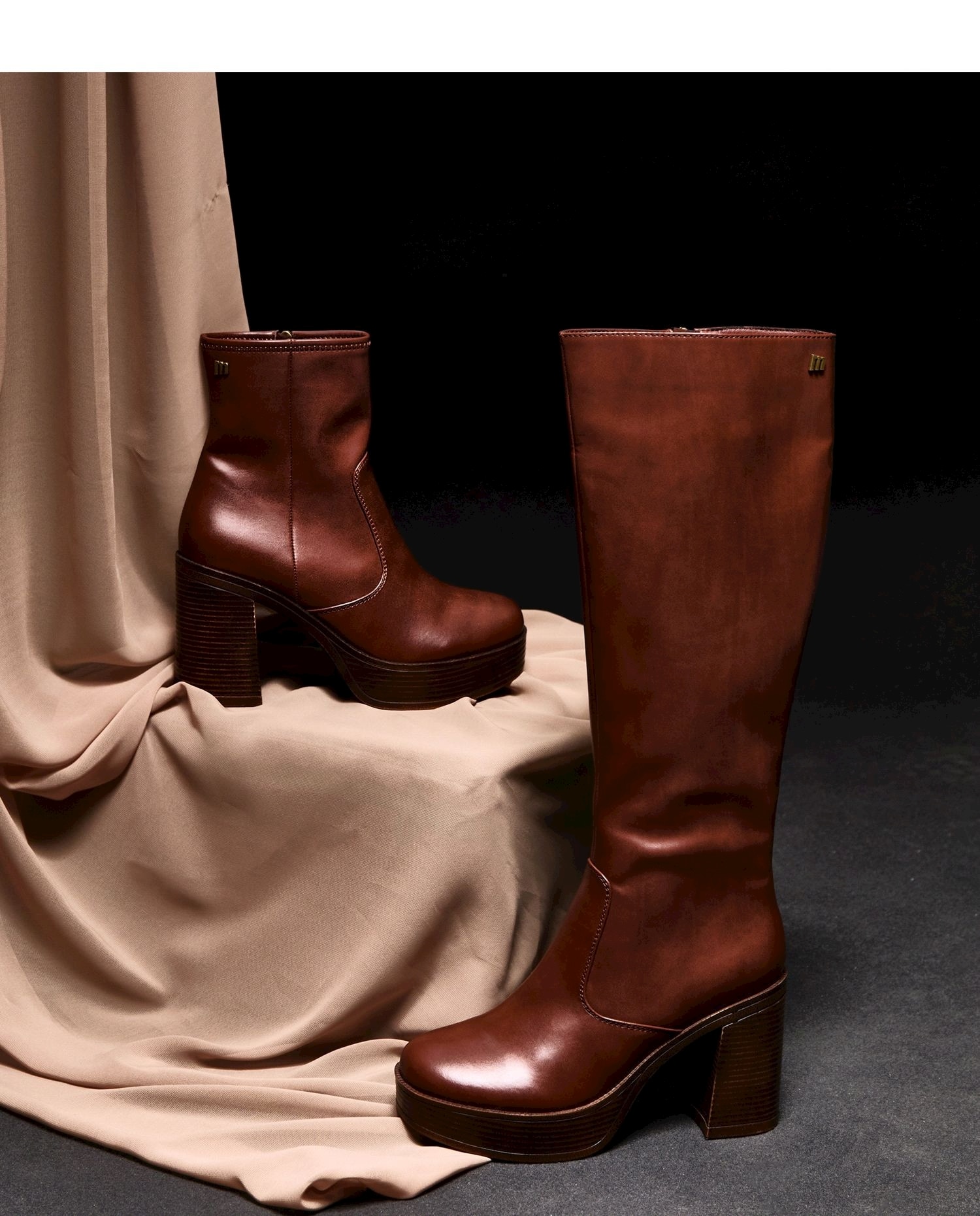 Botas Básicas Altas com Tacão Grosso e Plataforma Castanho-2
