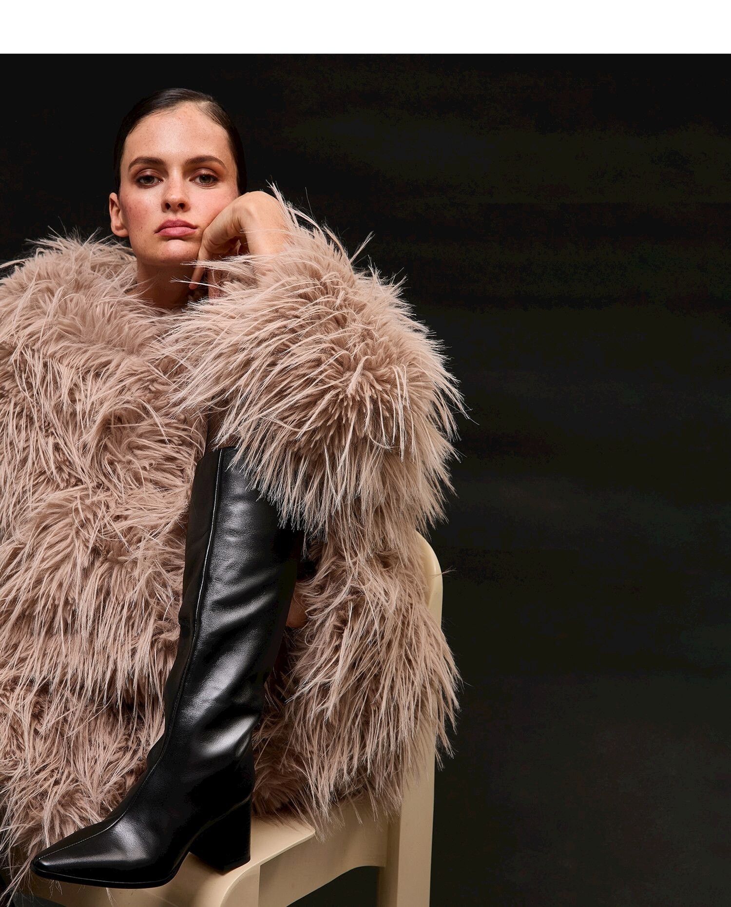 Botas Básicas Altas em Pele com Biqueira Pontiaguda Preto-2