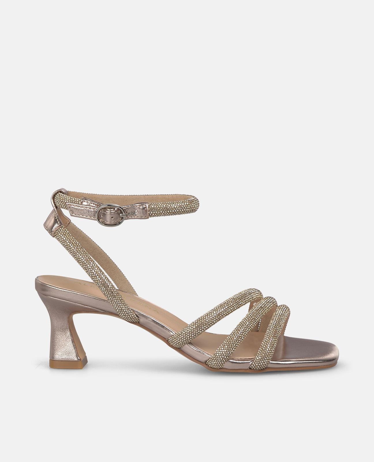 Imagem 0 de Sandálias de Salto Efeito Metalizado com Tiras Tubulares e Fecho de Fivela