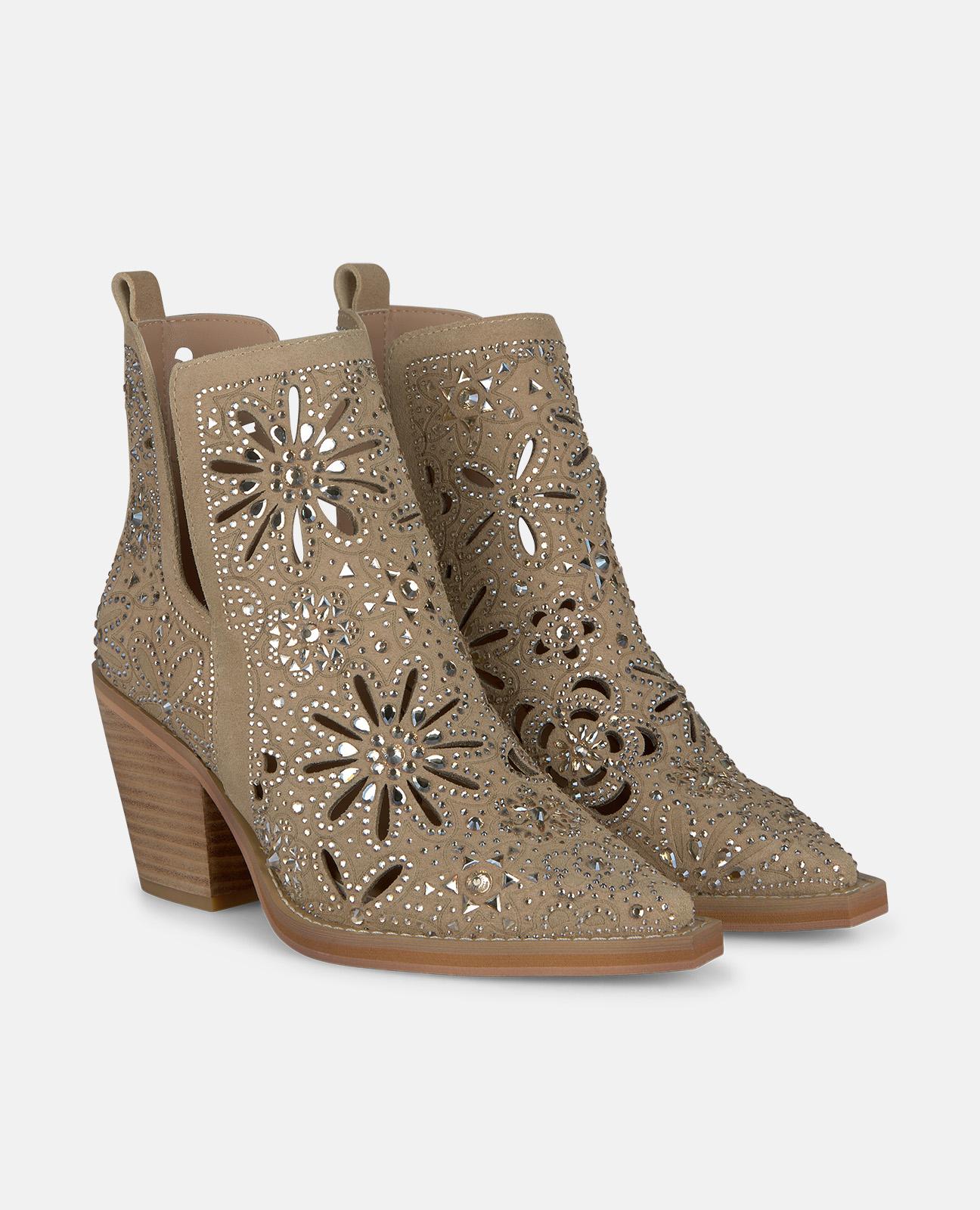Botins Cowboy em Pele com Detalhe Perfurado de Transfer no Cano e Aberturas Laterais Areia-2
